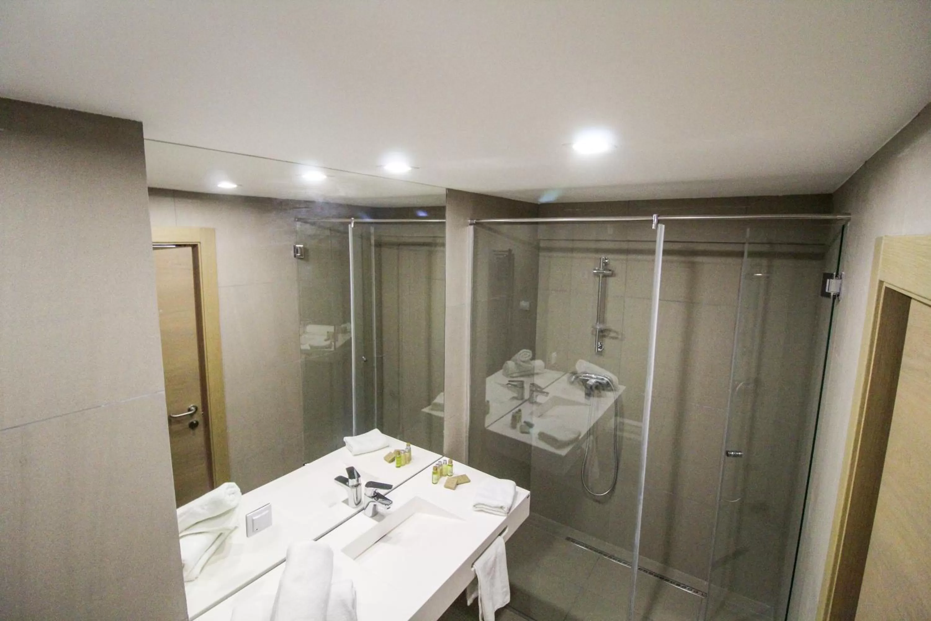 Bathroom in Hotel Avenue - Avenue Hotels