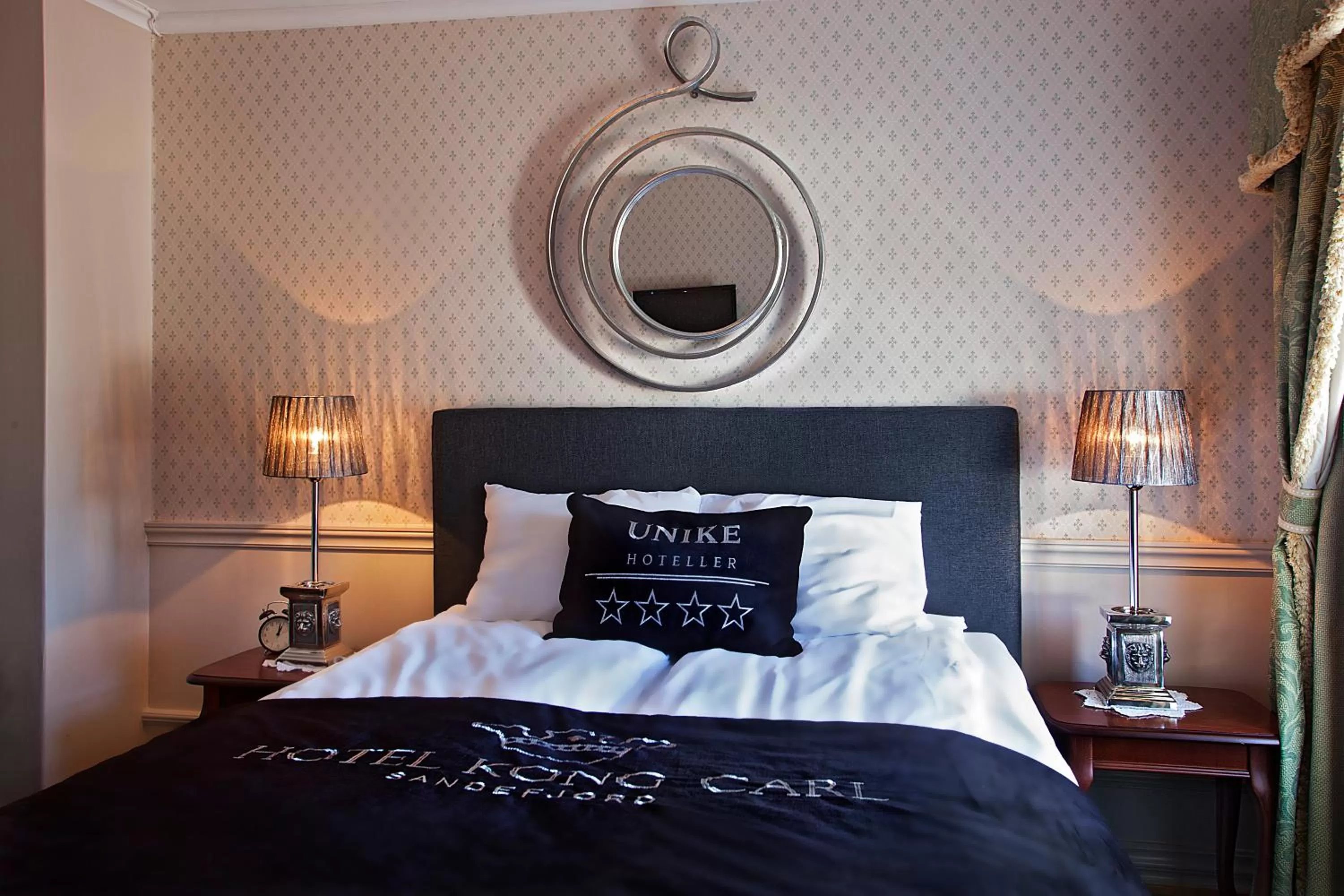 Bedroom, Bed in Hotel Kong Carl - Unike Hoteller