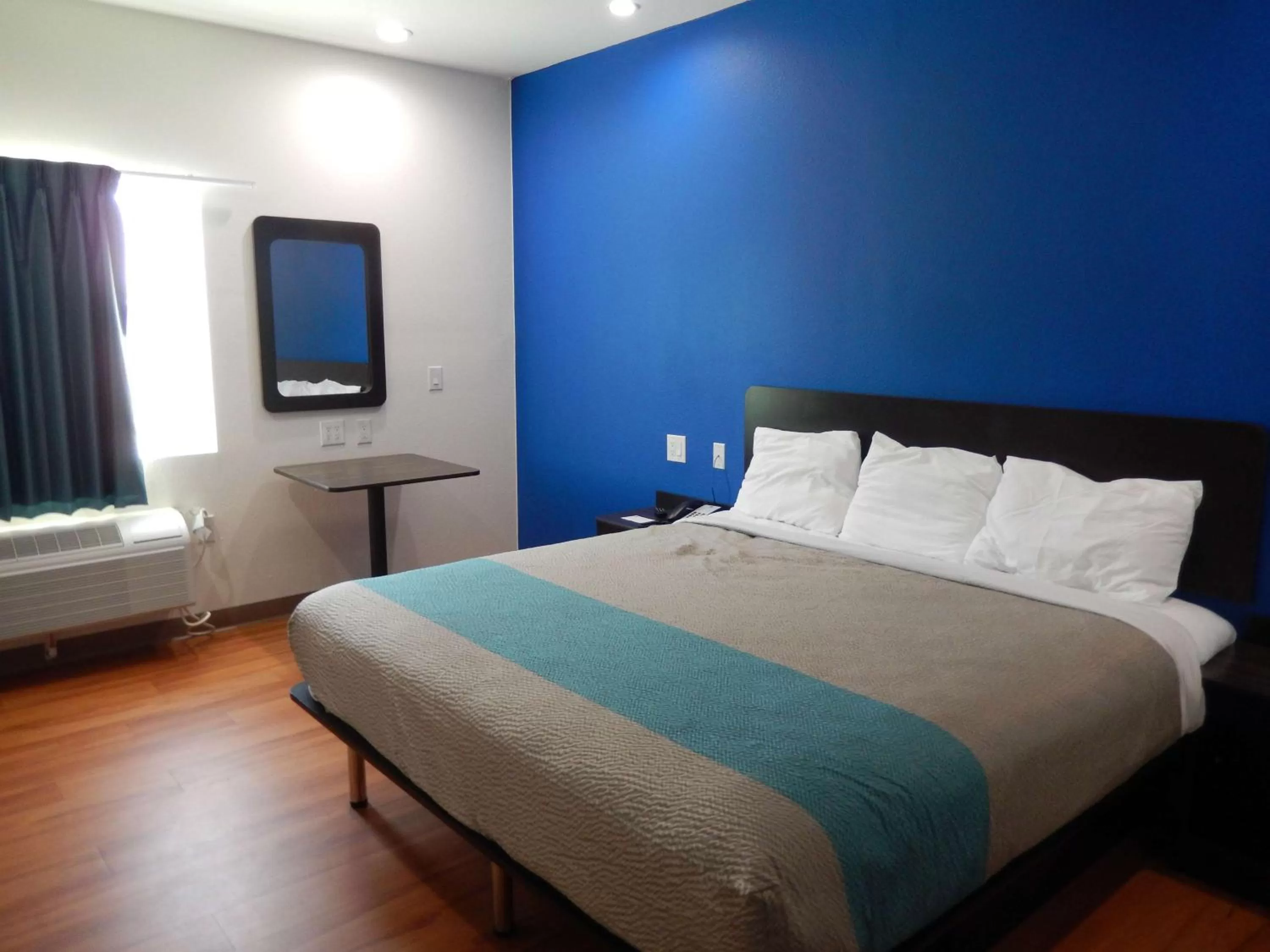 Photo of the whole room, Bed in Motel 6-Houston, TX - Downtown North