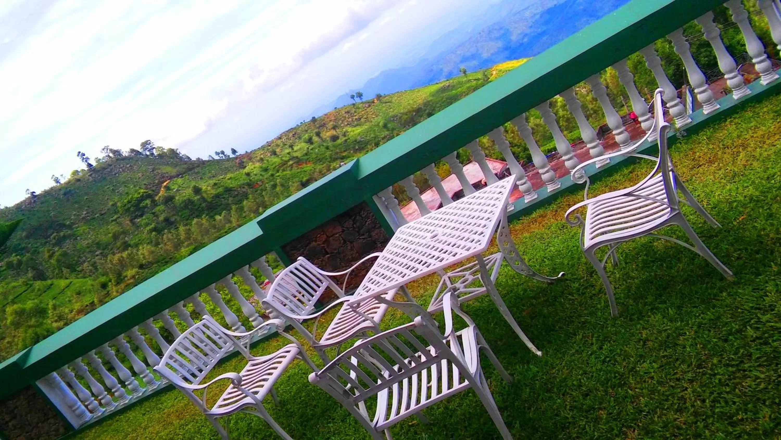 Restaurant/places to eat in Srilak View Holiday Inn