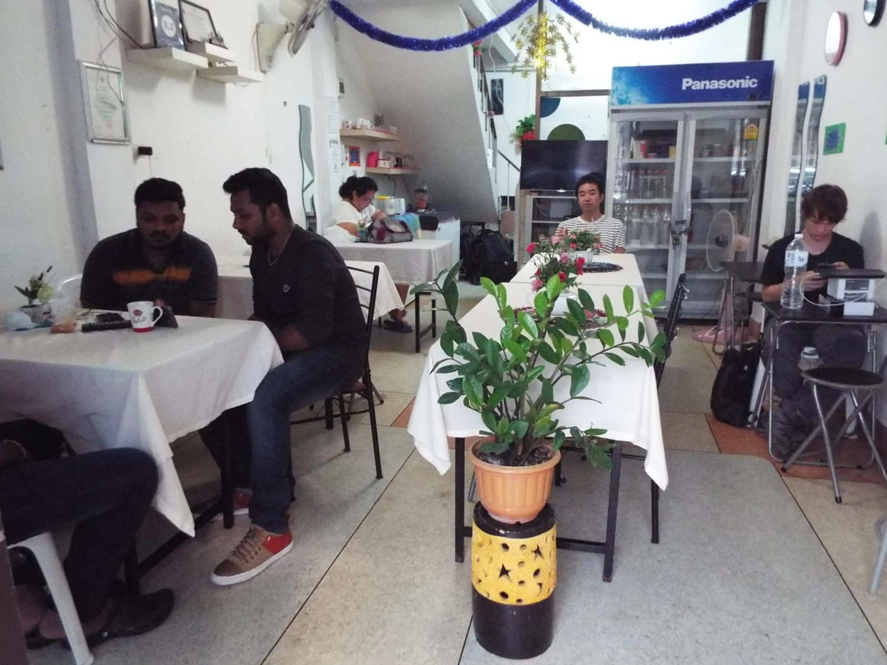 Restaurant/places to eat in Hostel 24