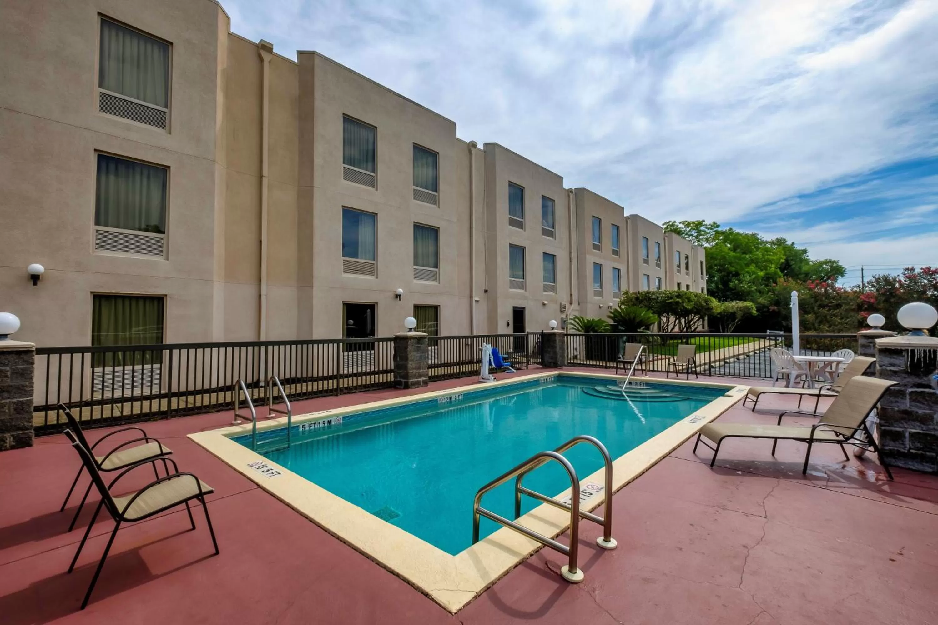 Swimming pool in Red Roof Inn Pensacola Fairgrounds