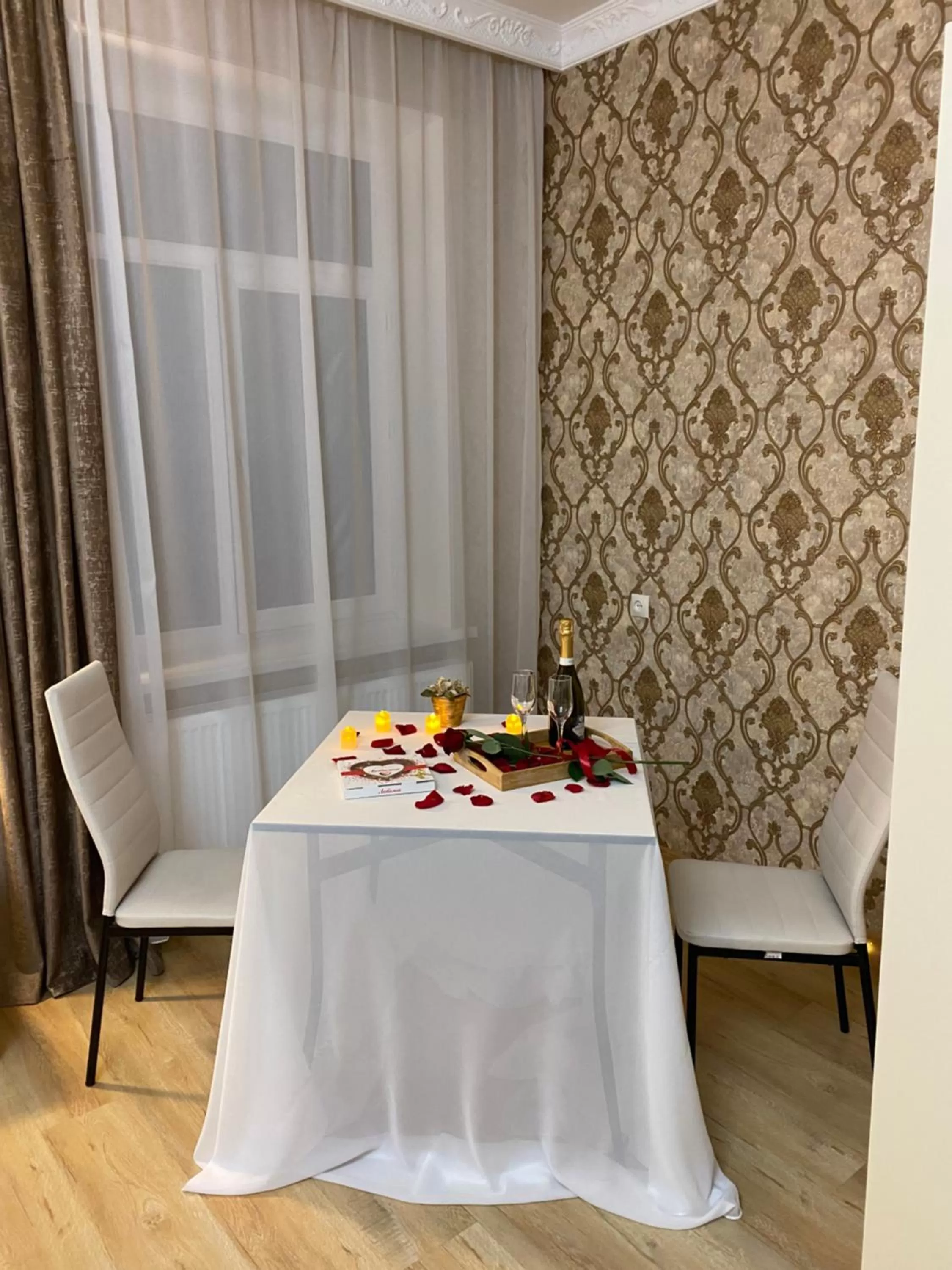 Restaurant/Places to Eat in Hotel Sharl