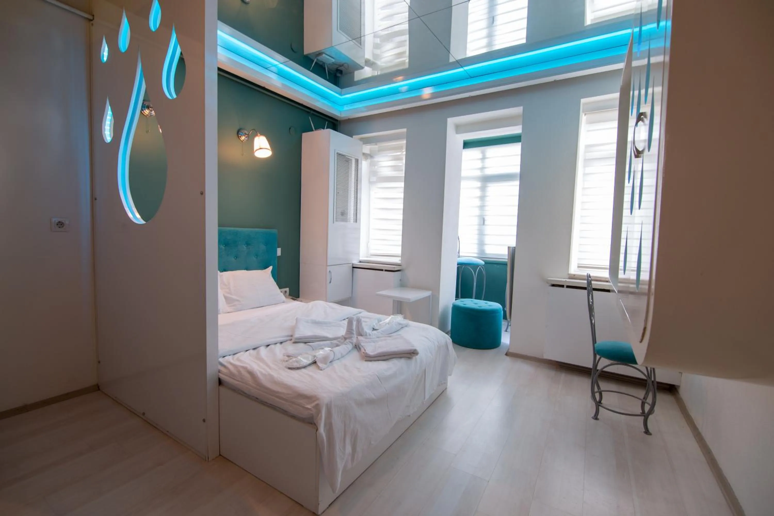 Photo of the whole room, Bed in Element Suites