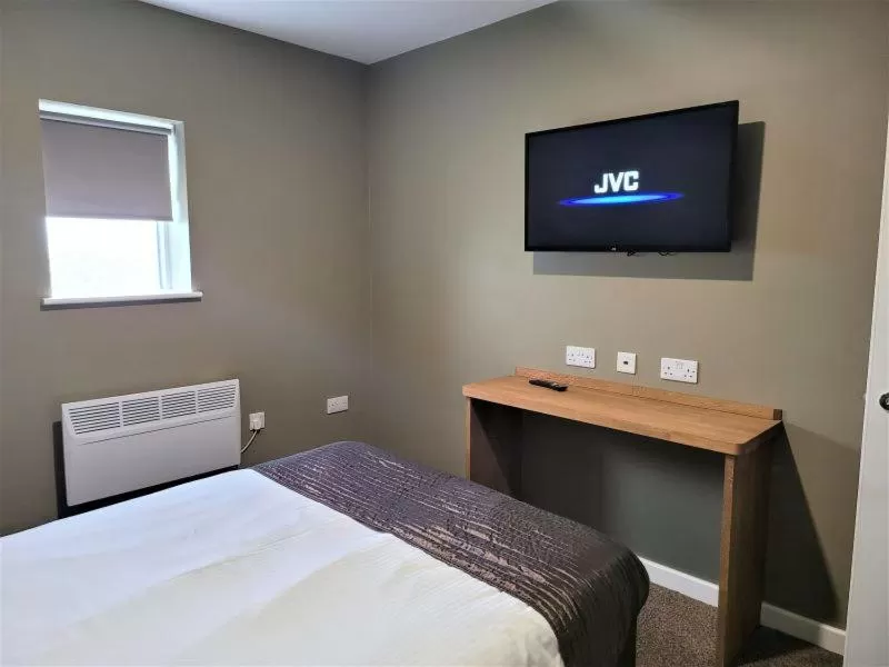 Communal lounge/ TV room, Bed in The Oakwood Hotel