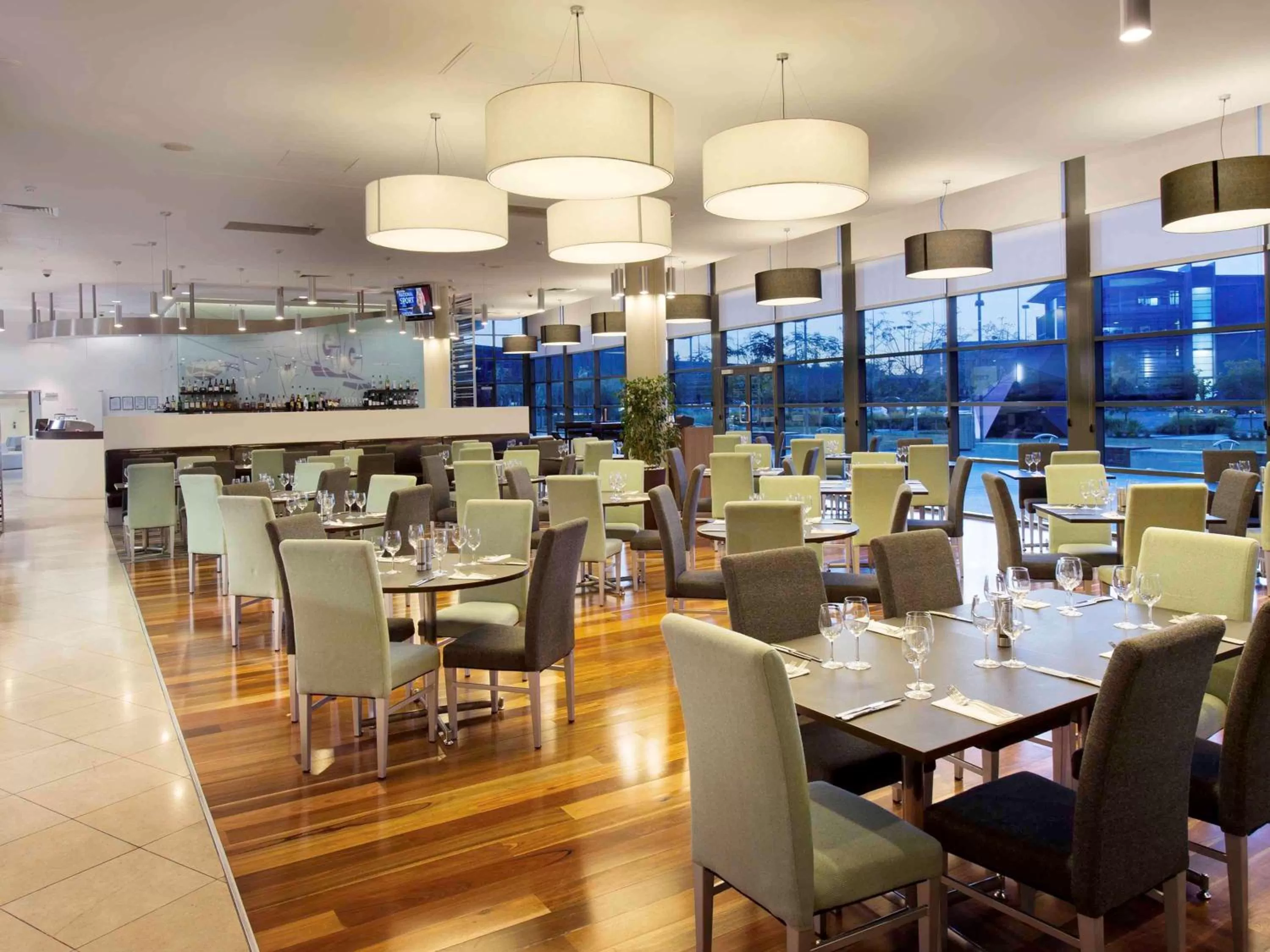 Restaurant/places to eat in Novotel Brisbane Airport