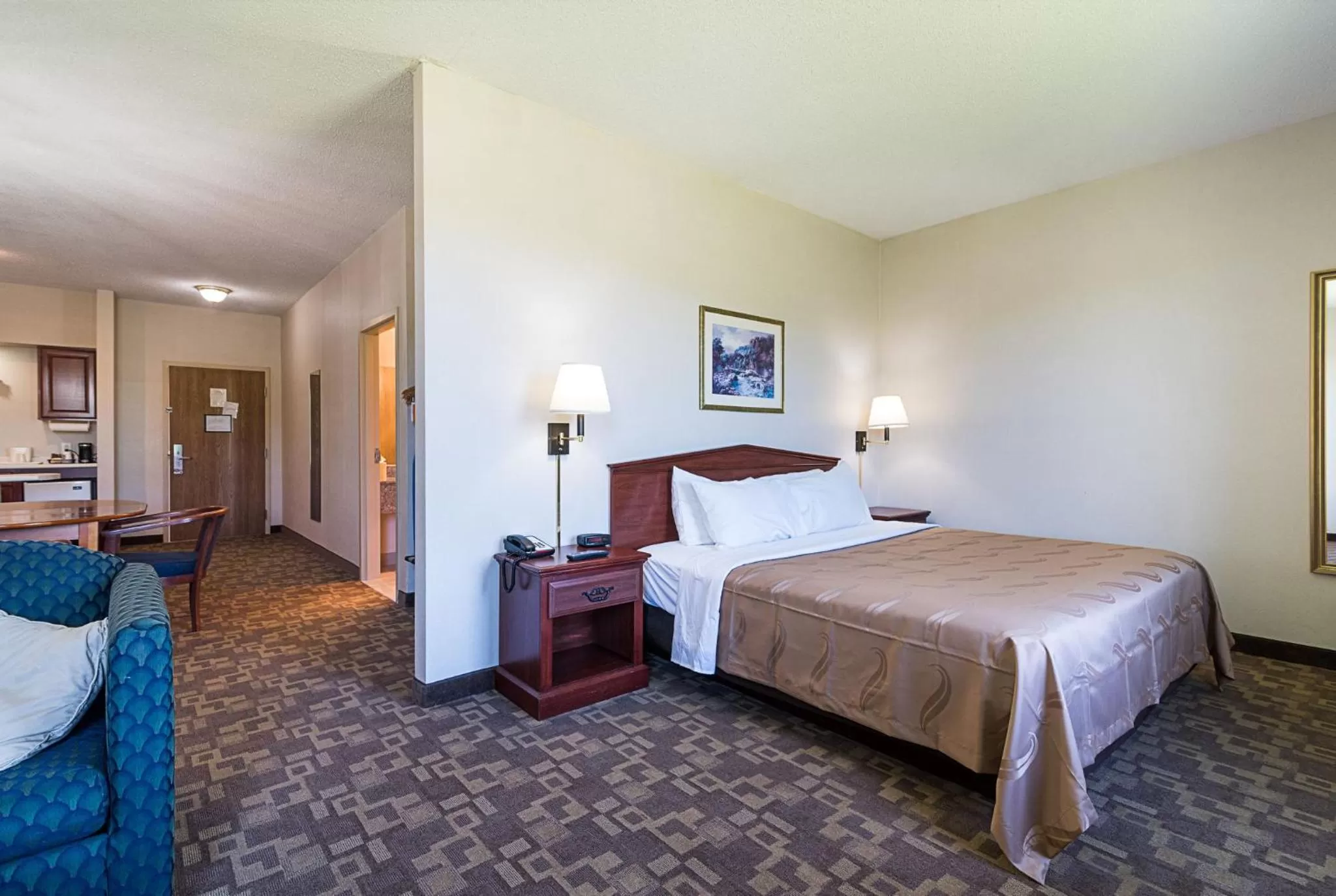Kitchen or kitchenette, Bed in Quality Inn & Suites Schoharie near Howe Caverns