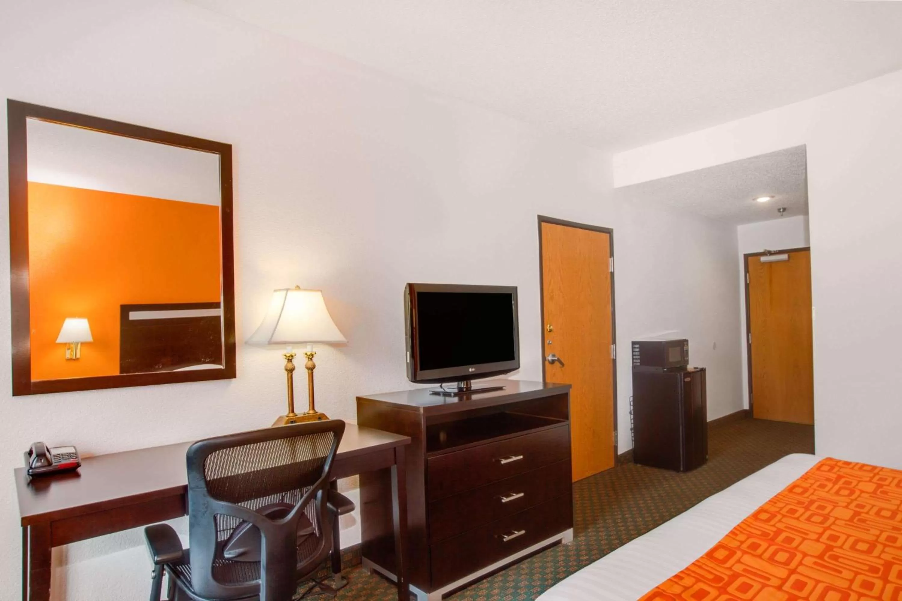 Photo of the whole room, Bed in Howard Johnson by Wyndham Beckley