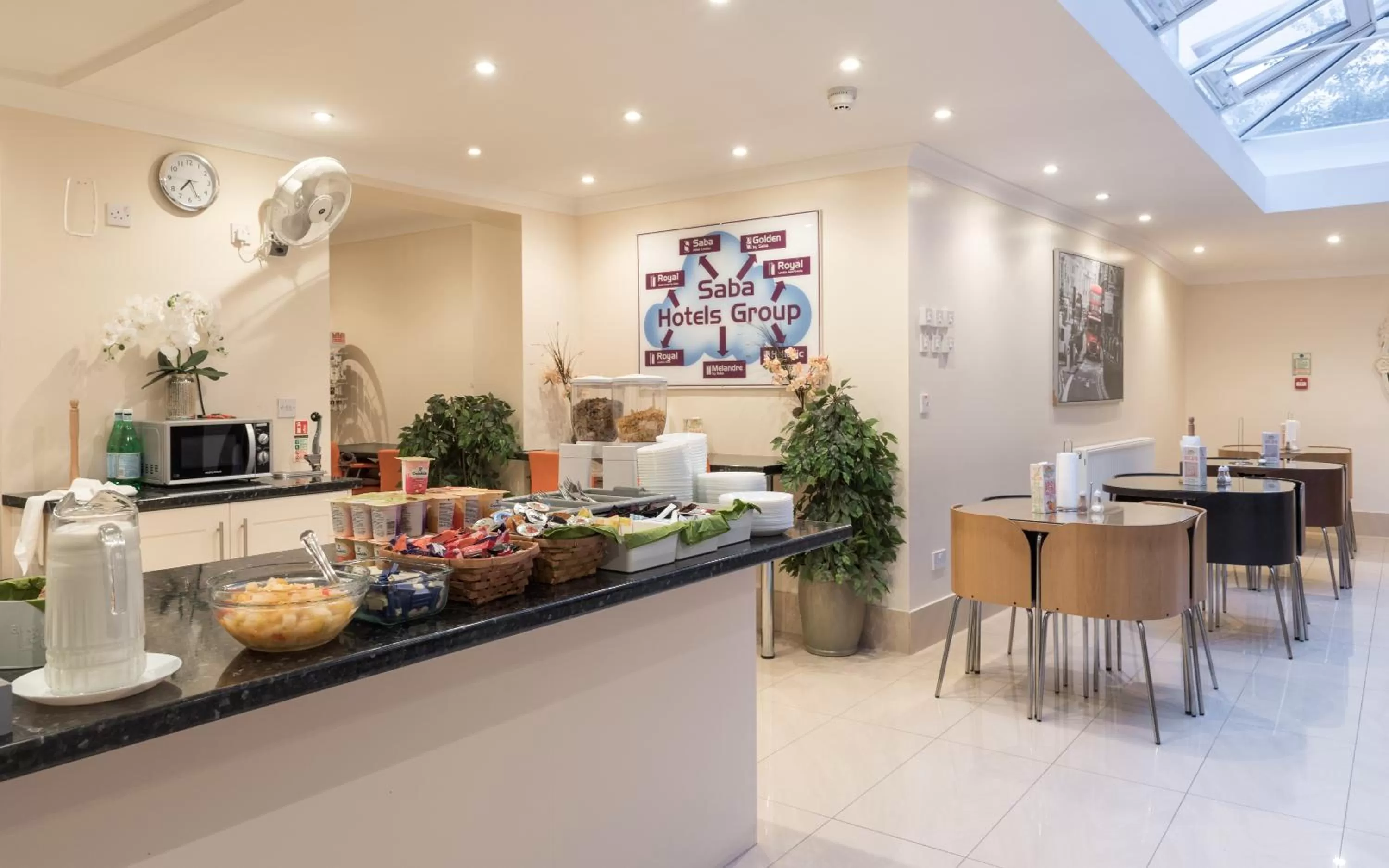 Restaurant/Places to Eat in Royal London Hotel By Saba