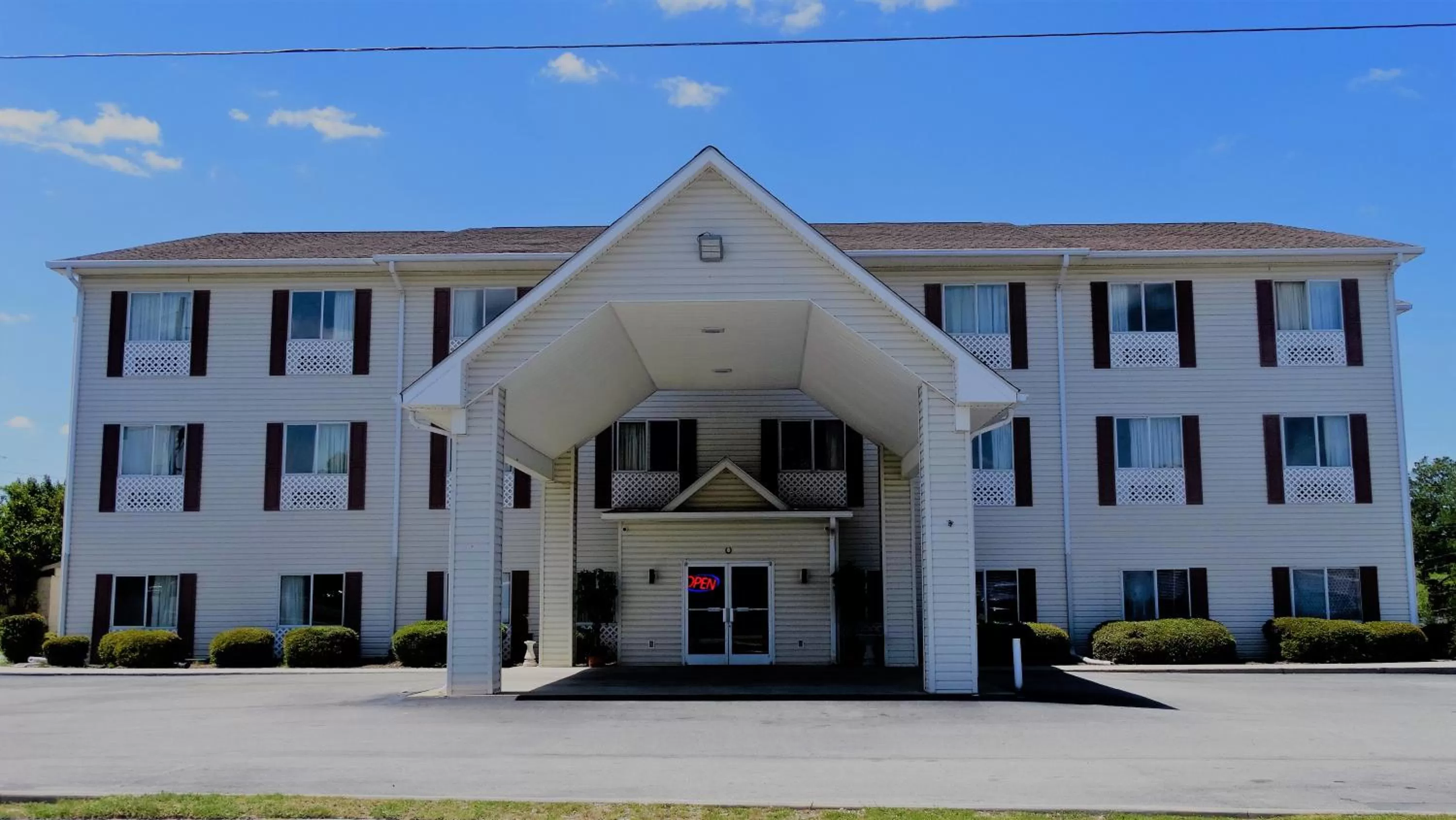 Property building in Oak Tree Inn & Suites