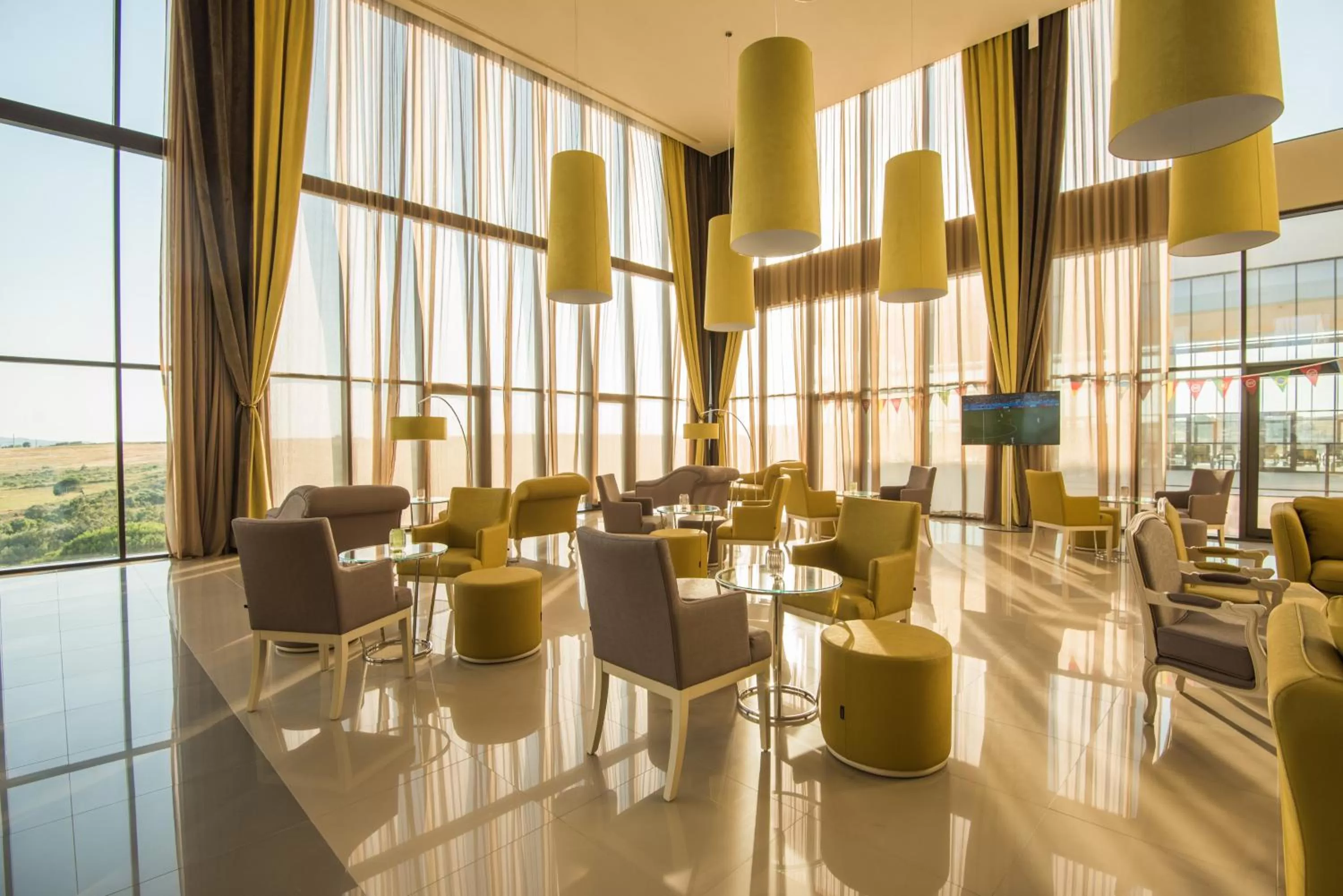 Communal lounge/ TV room in Vila Gale Collection Sintra