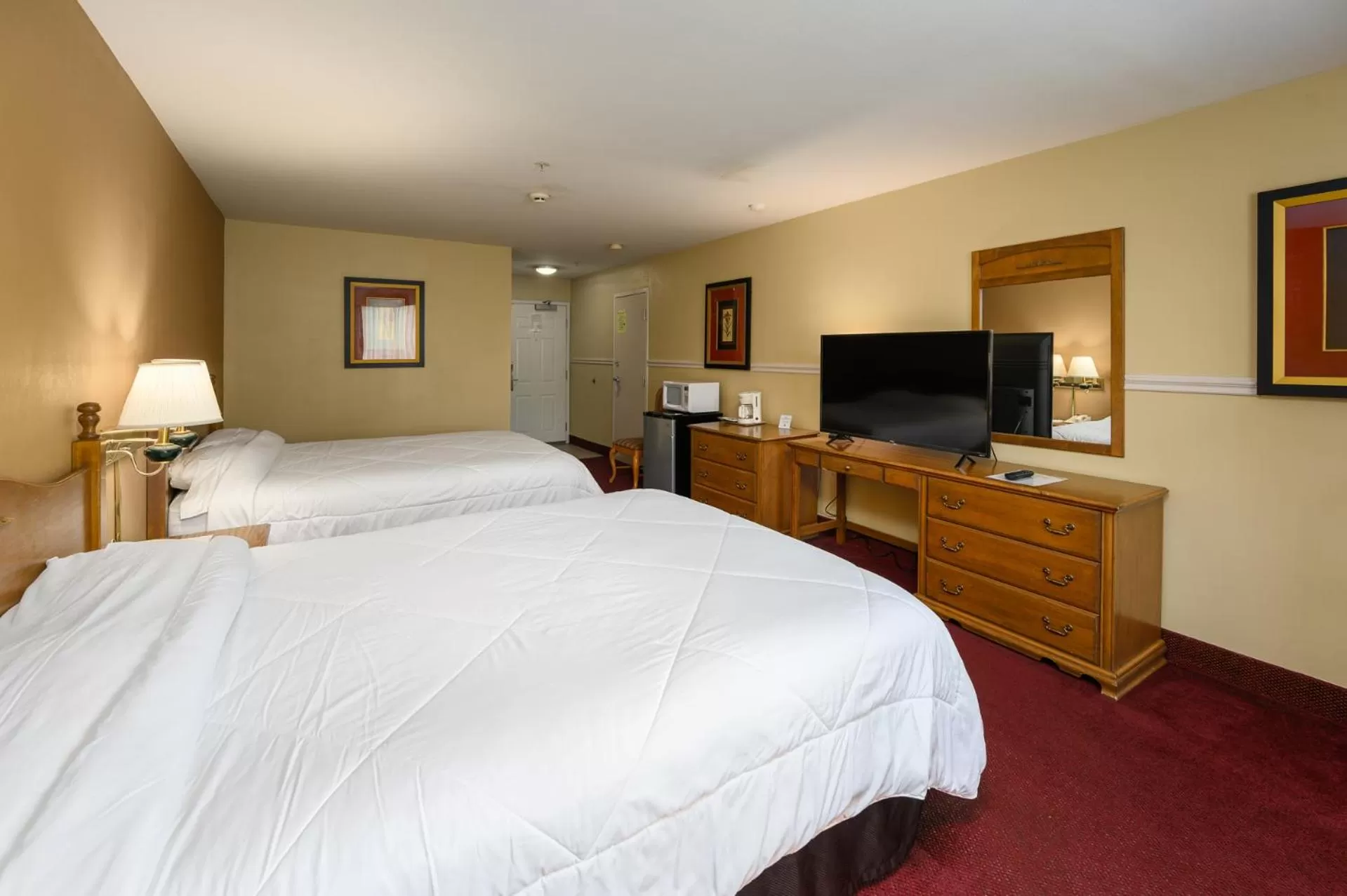 Bed in Three Rivers Inn Sedro Woolley