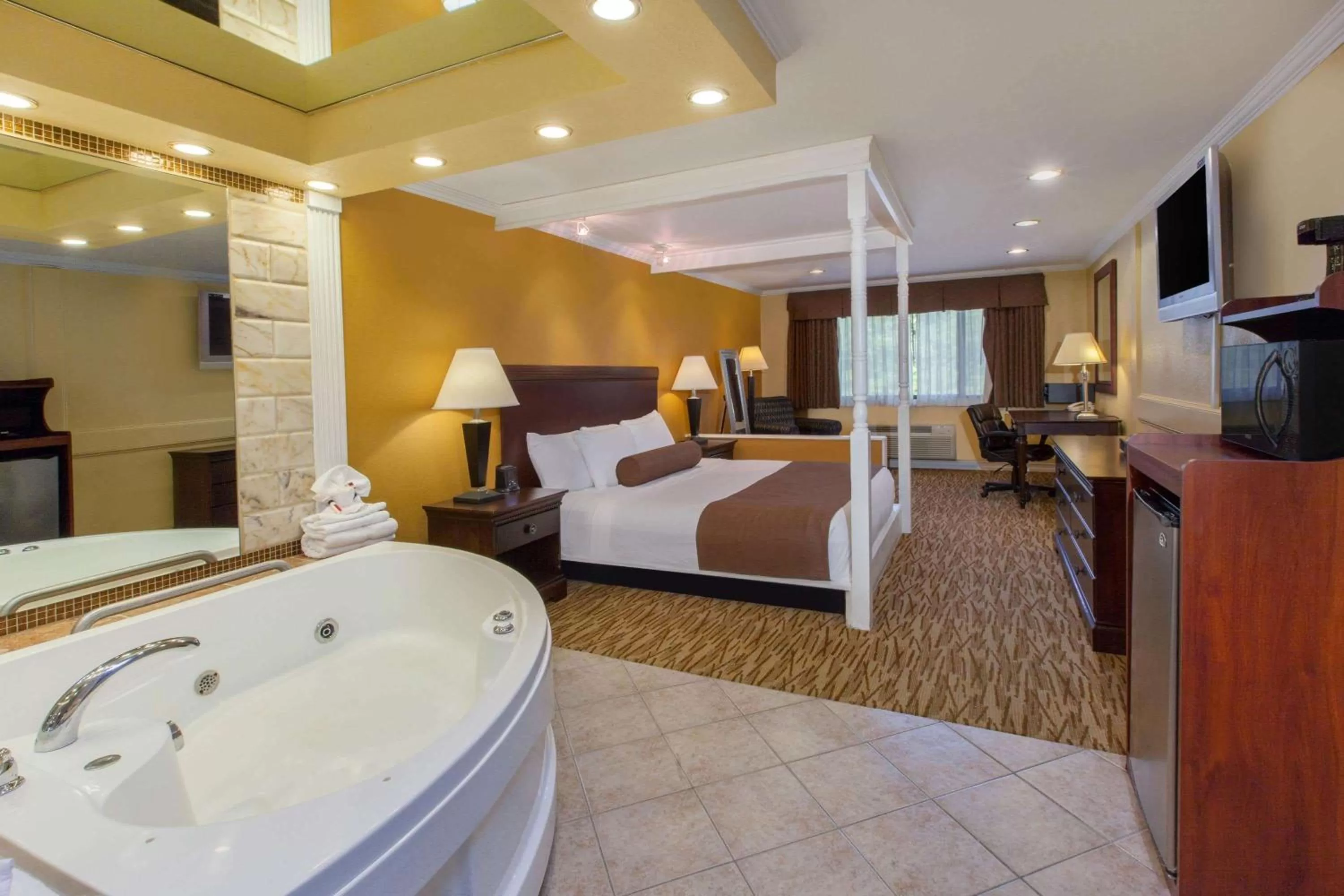 Photo of the whole room, Bed in Baymont by Wyndham Pompton Plains/Wayne