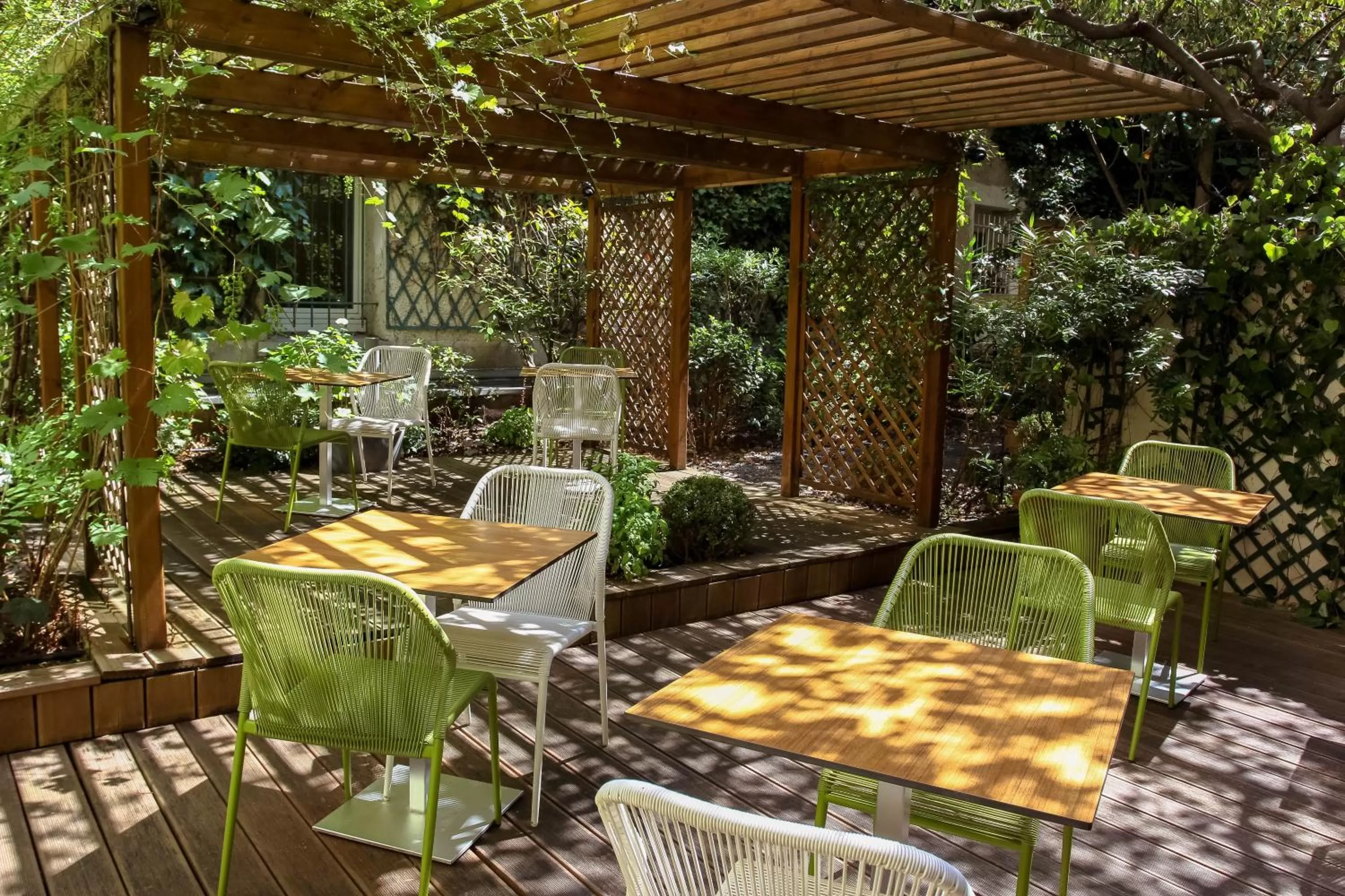 Restaurant/places to eat in Hotel Paris Louis Blanc