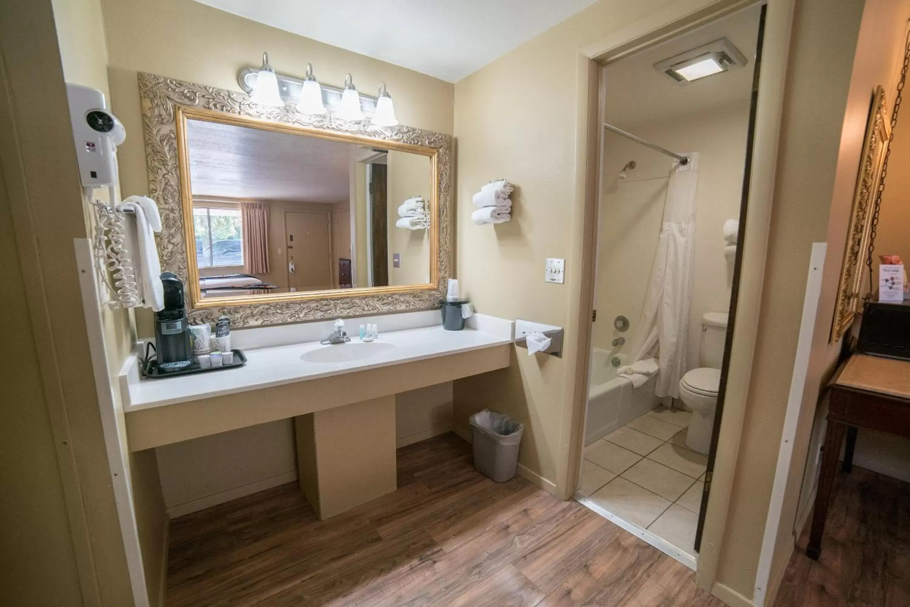 Deluxe Queen Suite in Parry Lodge Deluxe Queen Suite in Parry Lodge