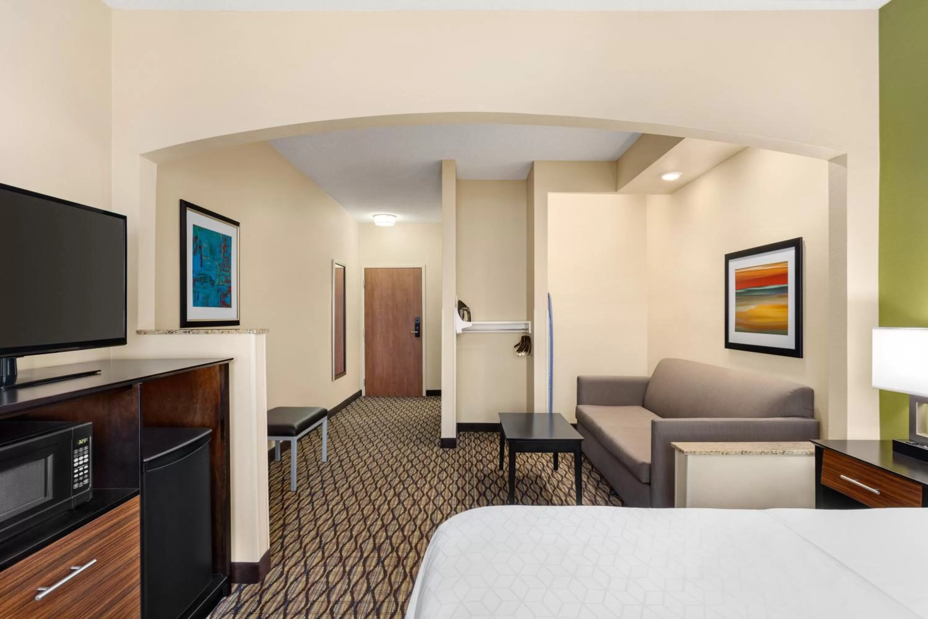 Photo of the whole room, Bed in Holiday Inn Express Hotel & Suites Edmond by IHG