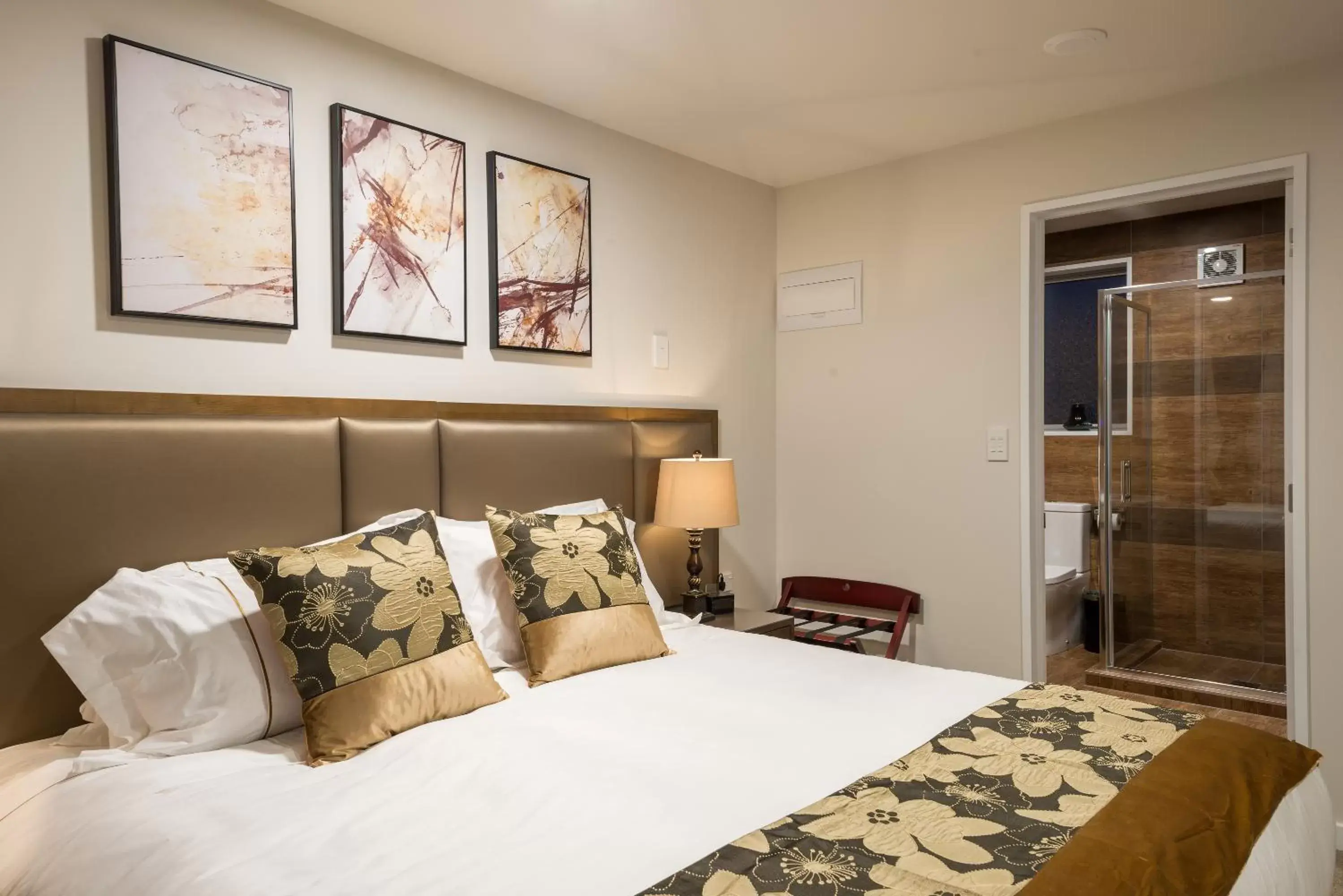 Deluxe King Studio in Golden Star Motel Deluxe King Studio in Golden Star Motel