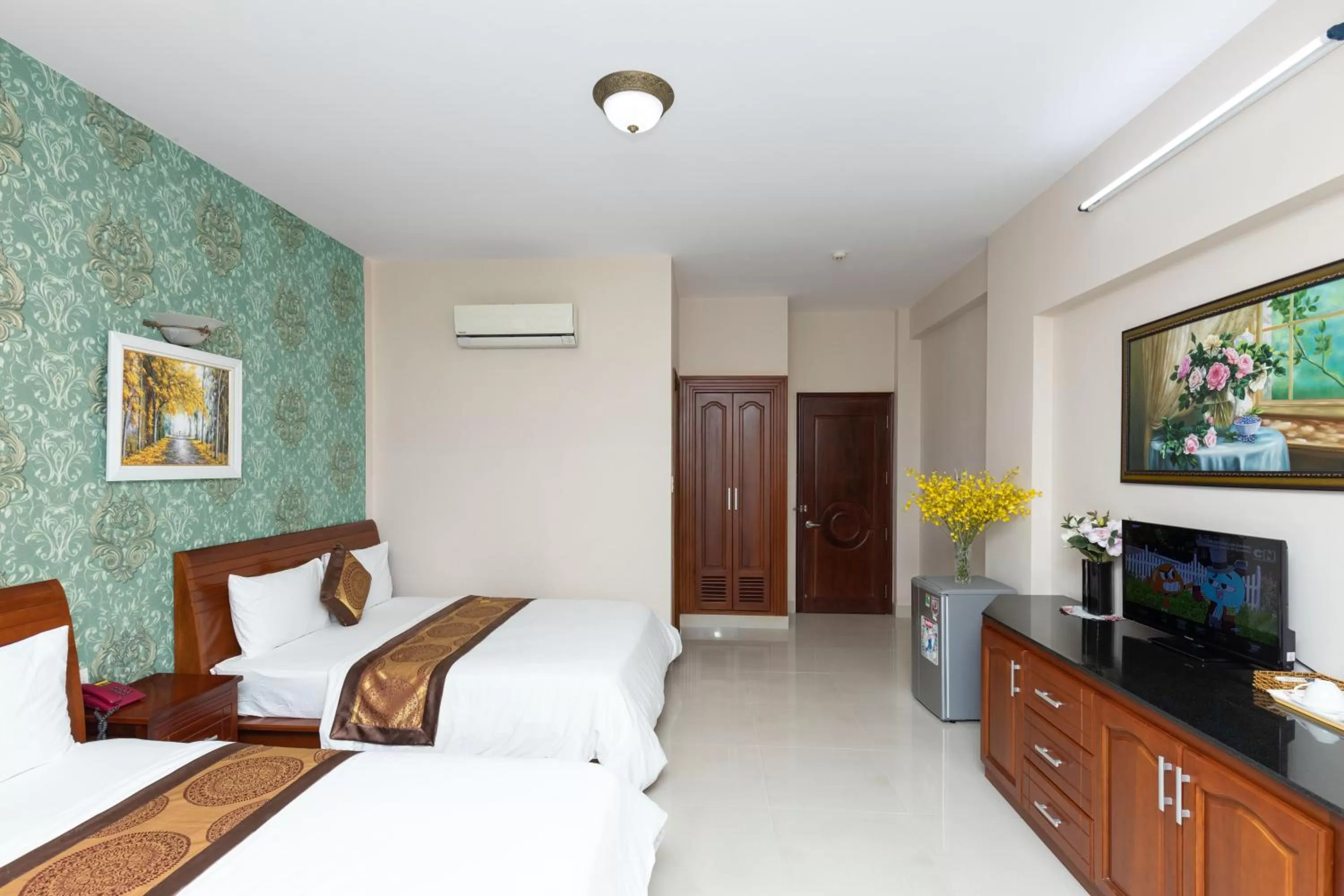 Photo of the whole room, Bed in Queen Garden Hotel & Apartment