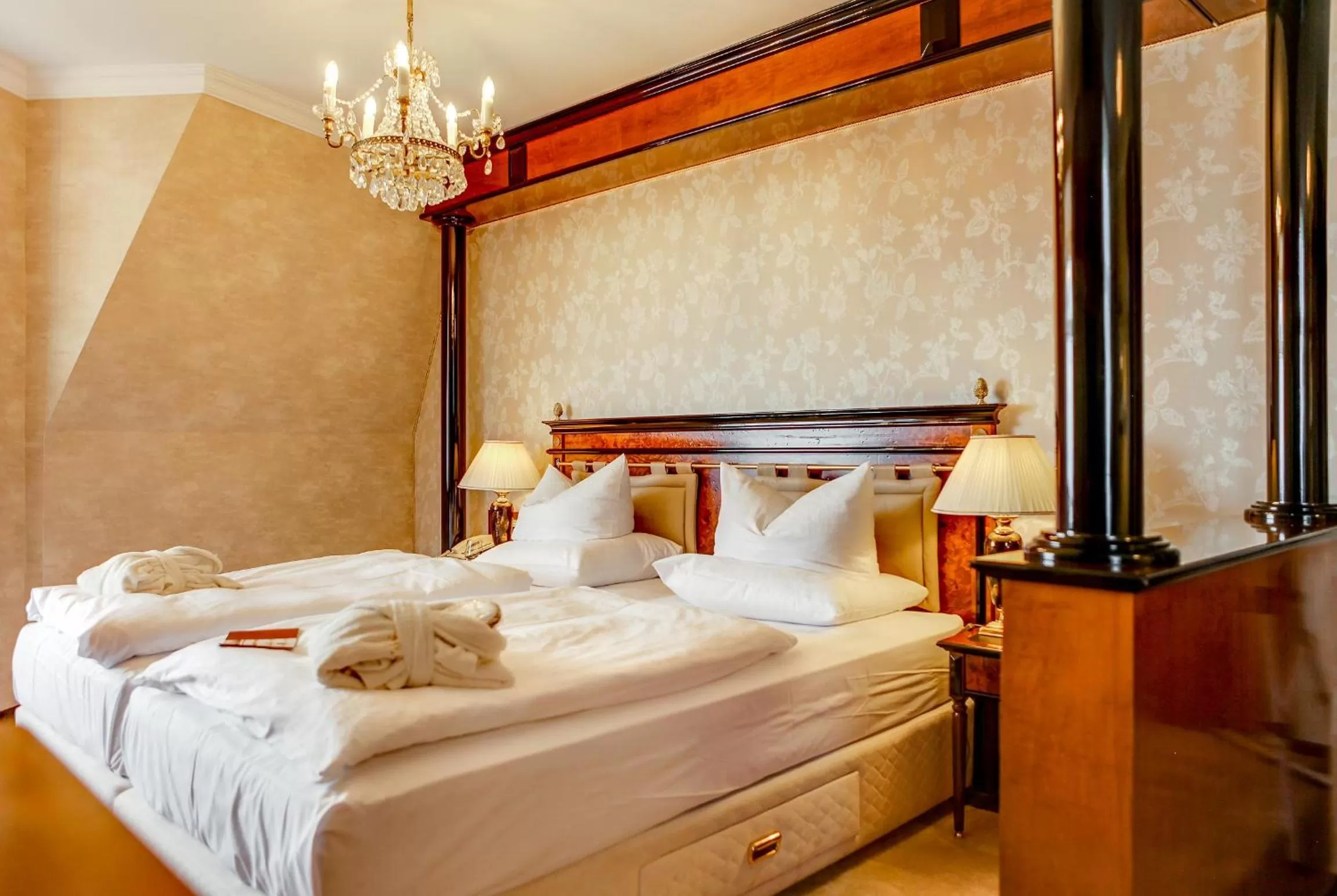 Photo of the whole room, Bed in SEETELHOTEL Ahlbecker Hof das elegante Traditionshotel & ruhiger Rückzugsort an der Ostsee