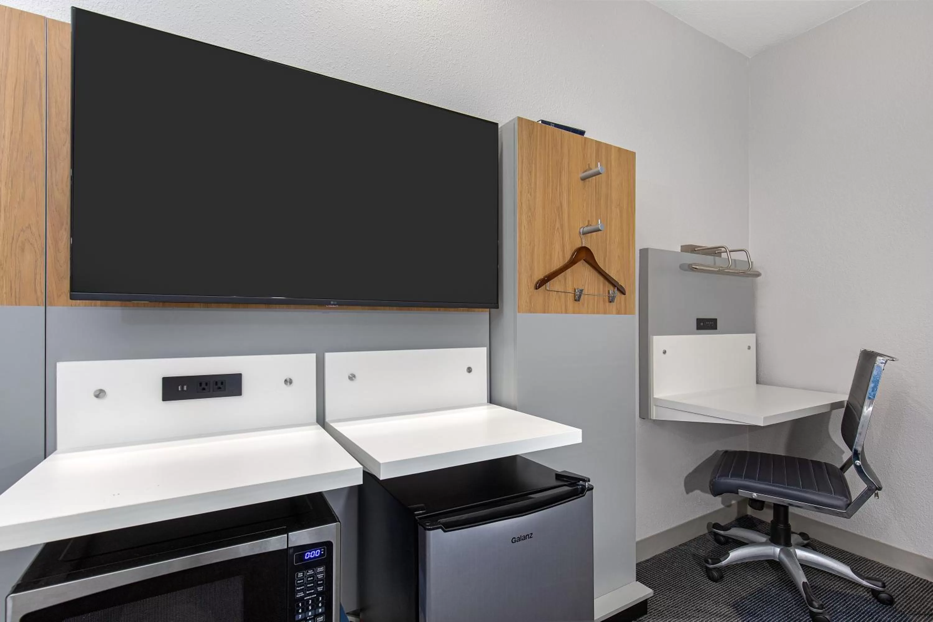 TV and multimedia in Microtel Inn & Suites by Wyndham Manchester - Newly Renovated