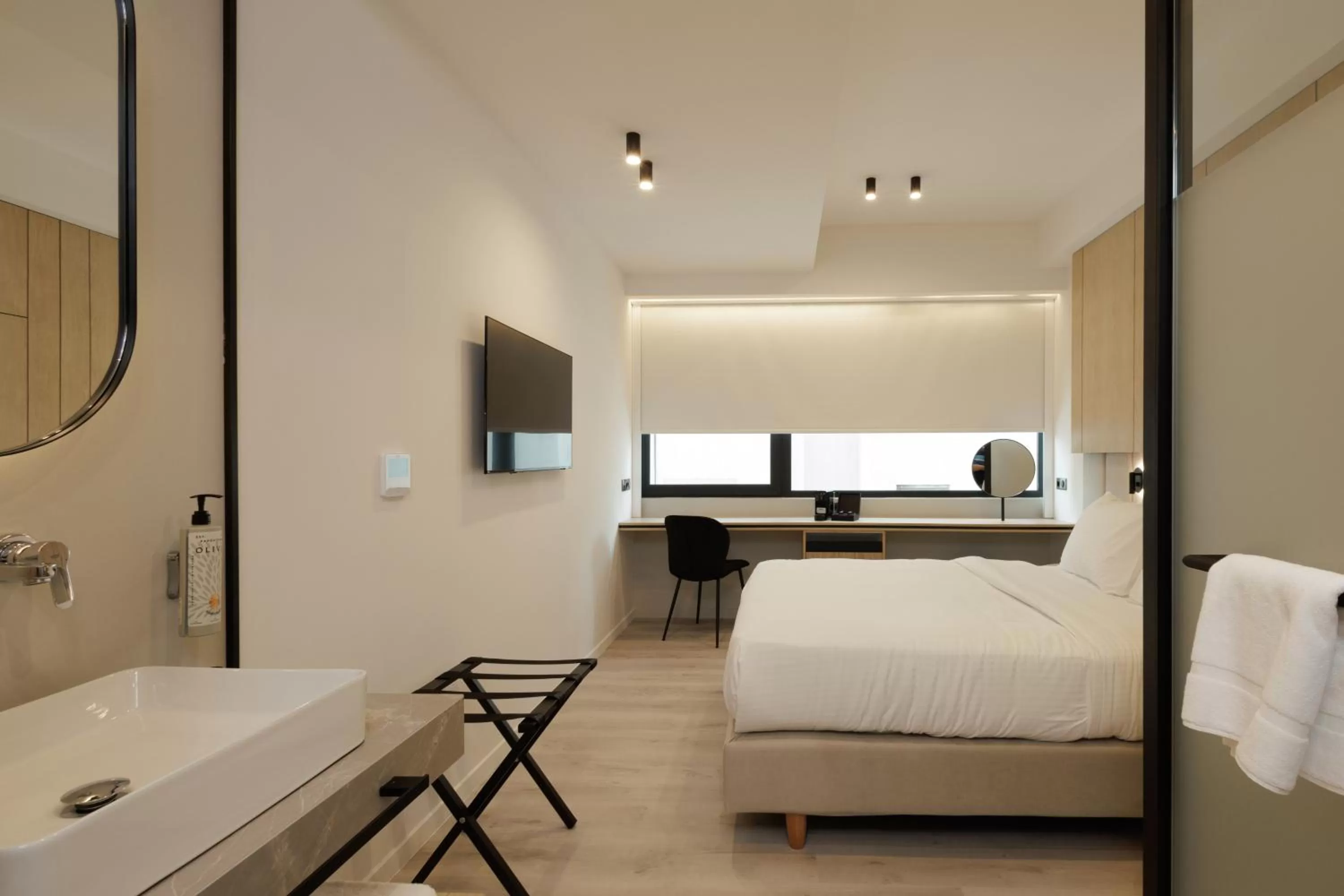 Photo of the whole room, Bed in LUX&EASY Signature Syngrou 234