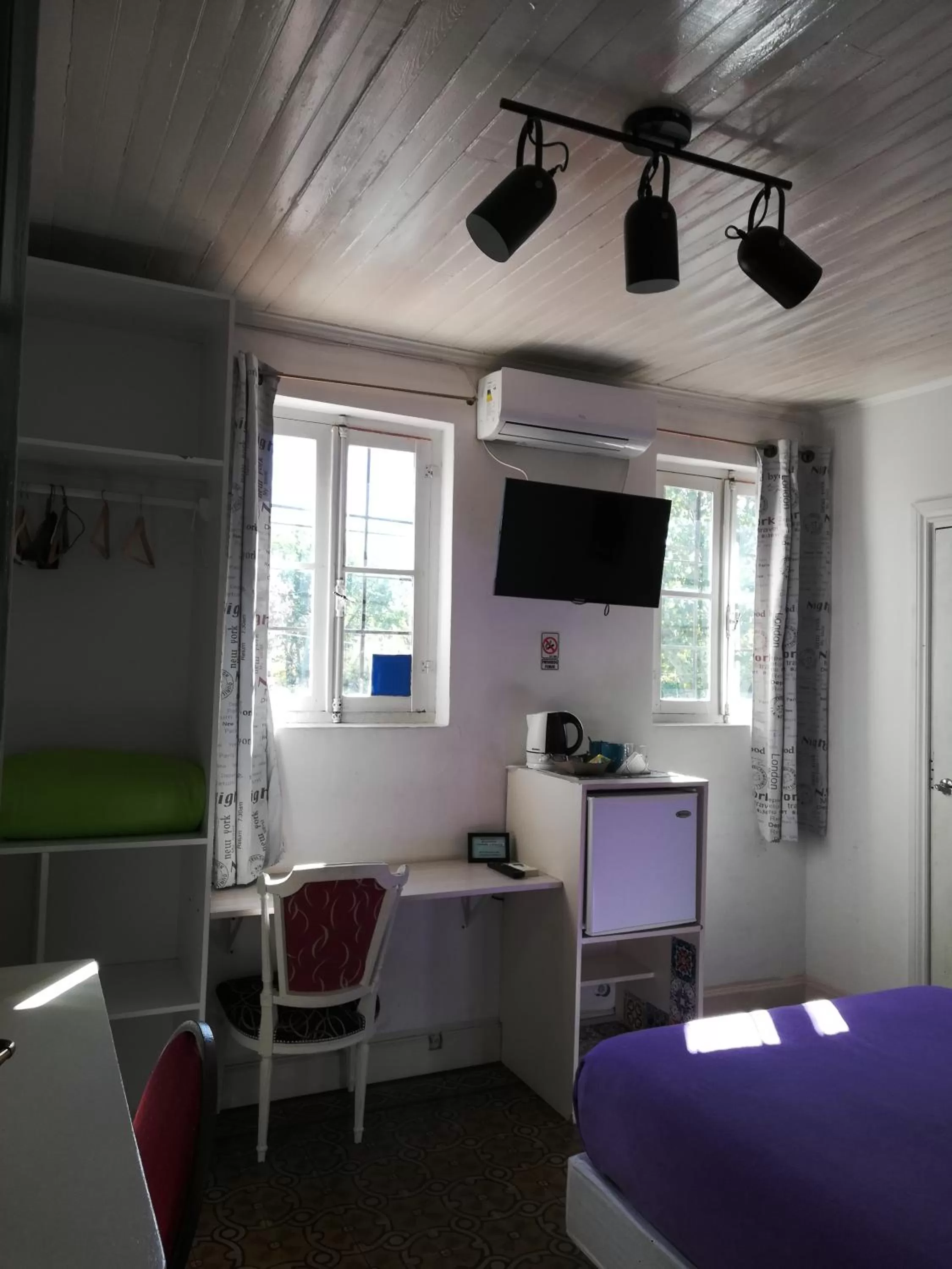 TV/Entertainment Center in Casablanca Boutique Hotel Adrogué