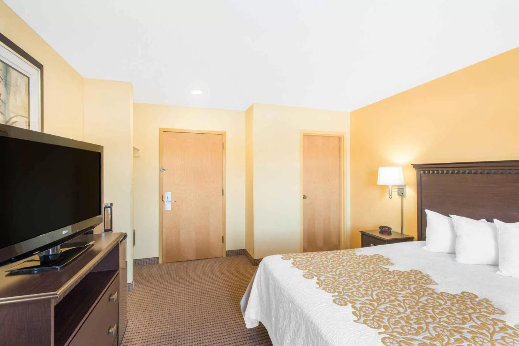 Photo of the whole room, Bed in Days Inn by Wyndham Colchester Burlington