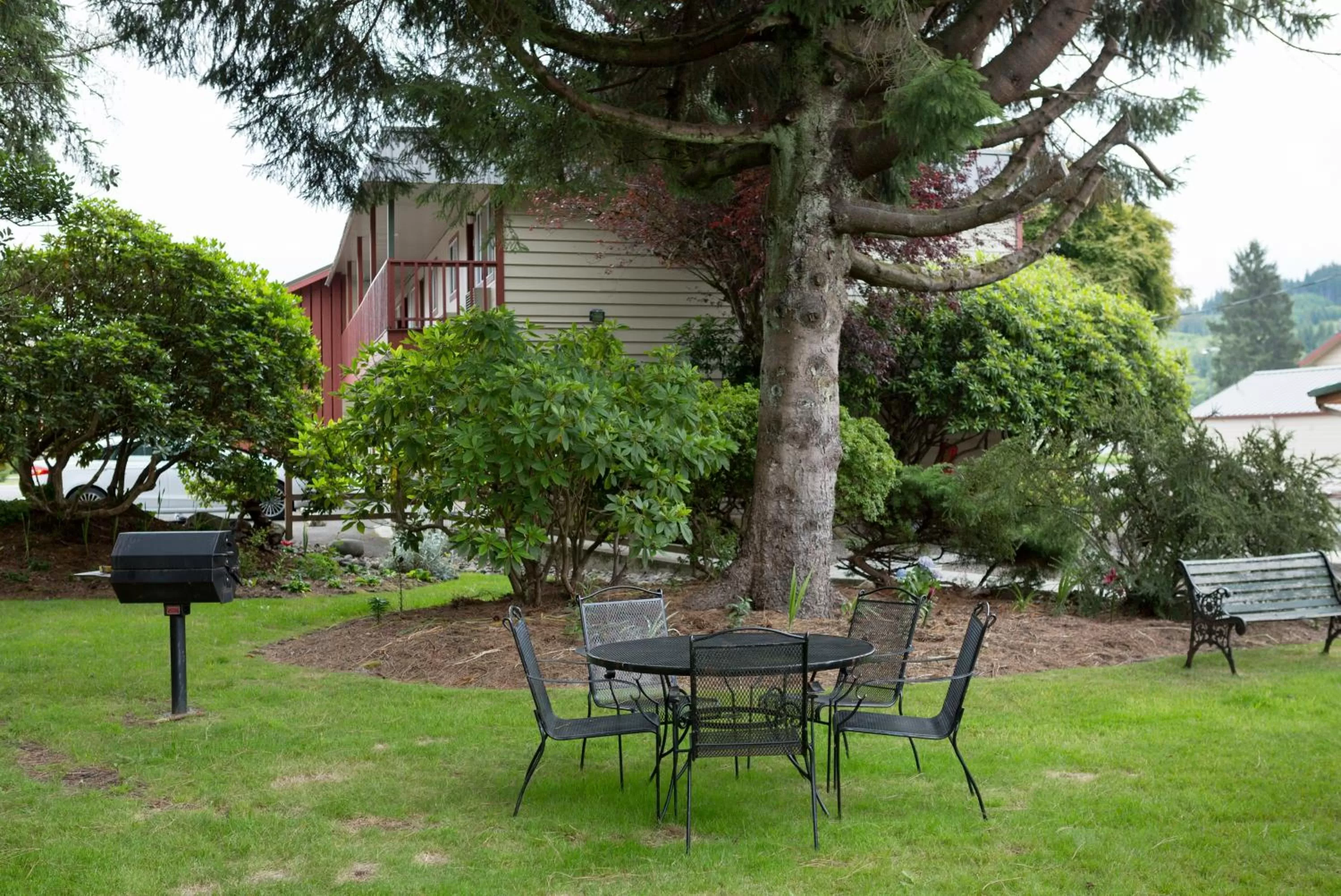 Property building, Garden in Forks Motel