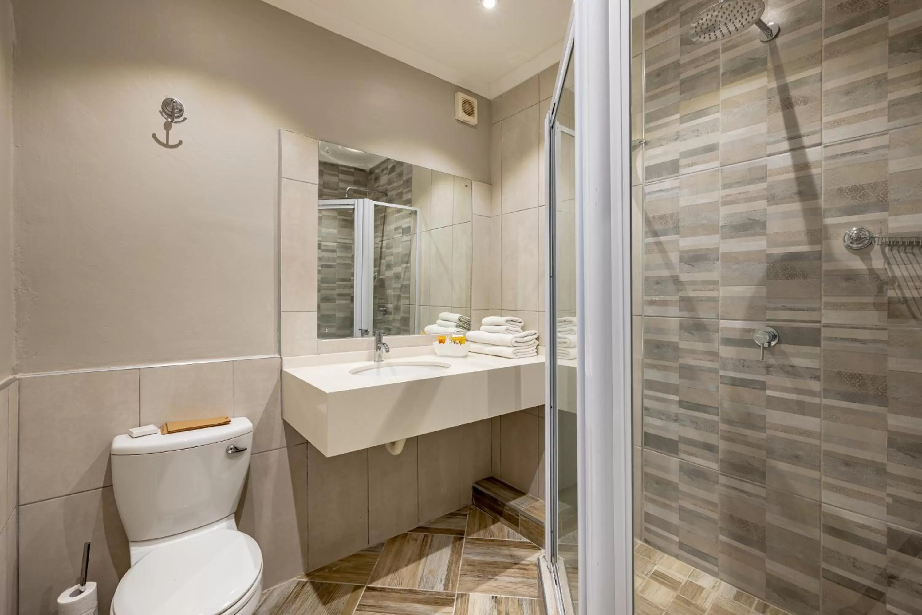 Shower in Hotel Numbi & Garden Suites