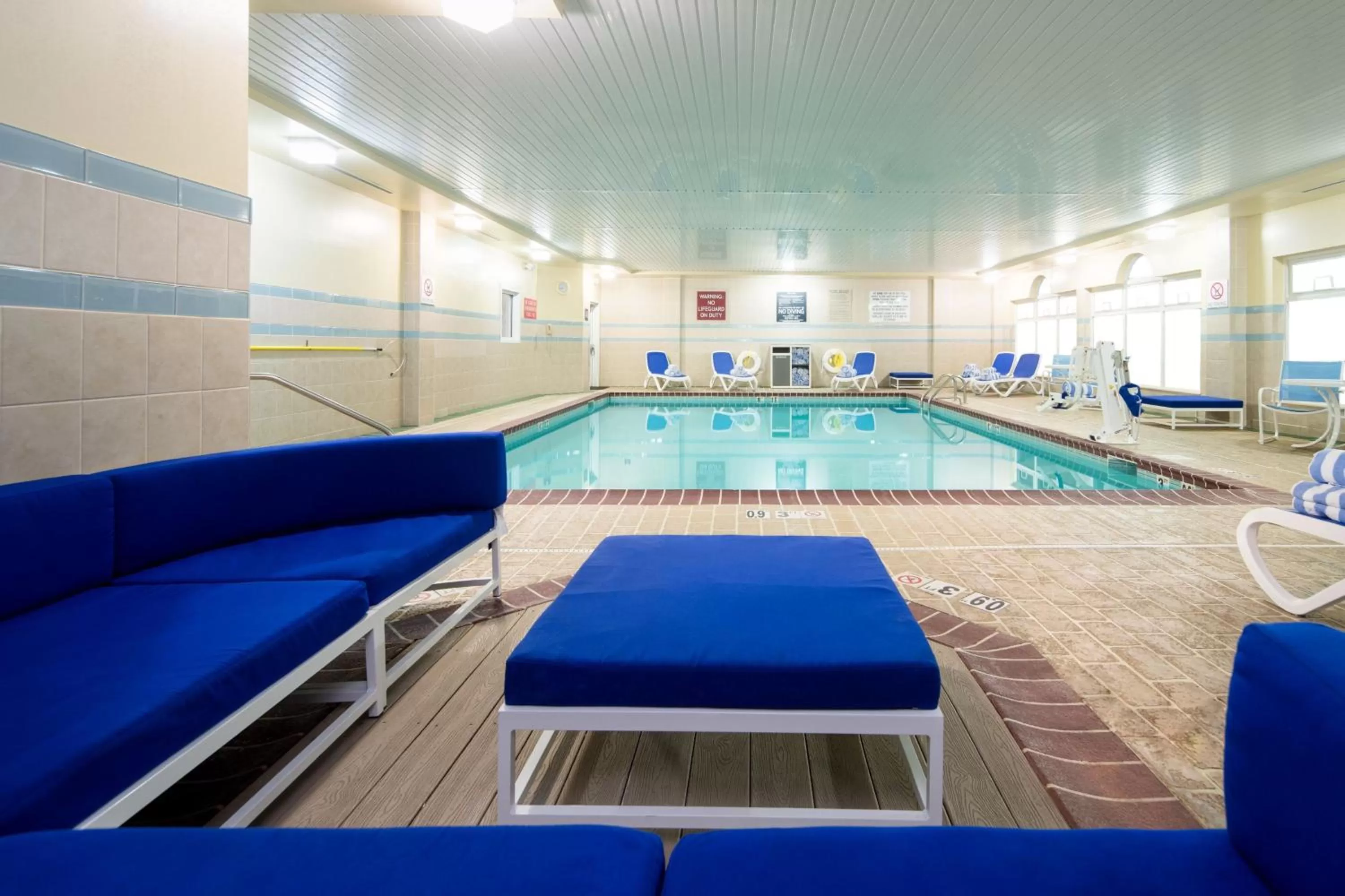 Swimming pool in Four Points by Sheraton Louisville Airport