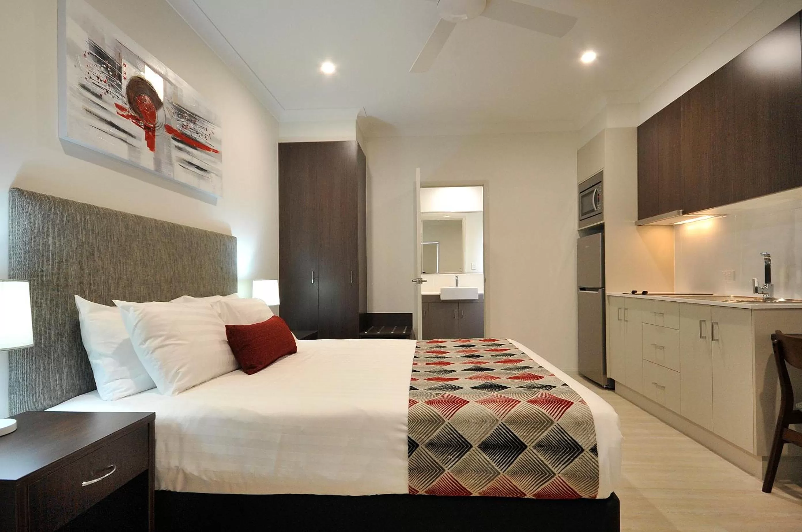 Kitchen or kitchenette, Bed in Northpoint Motel Apartments