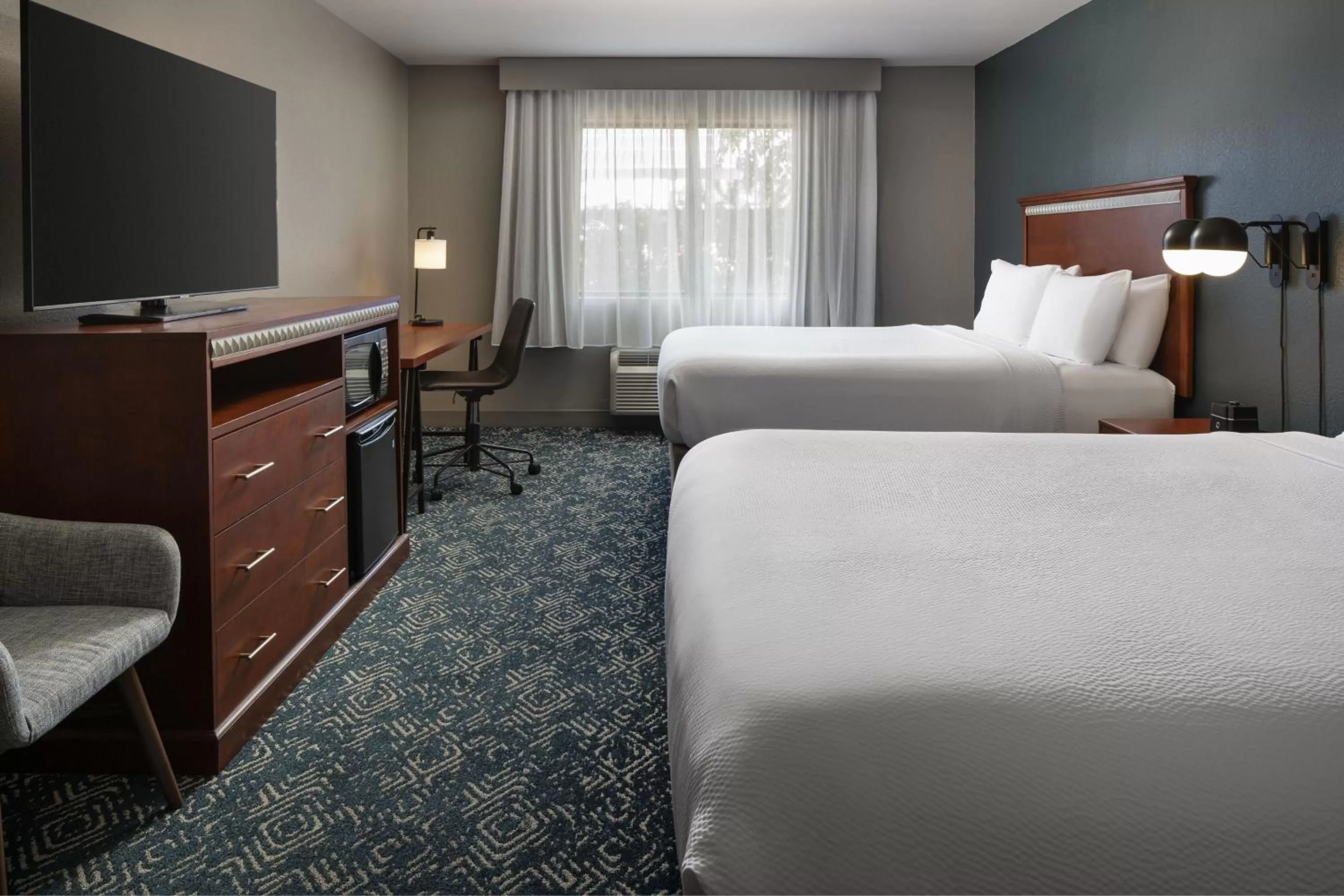 Photo of the whole room, Bed in Four Points by Sheraton Tucson Airport