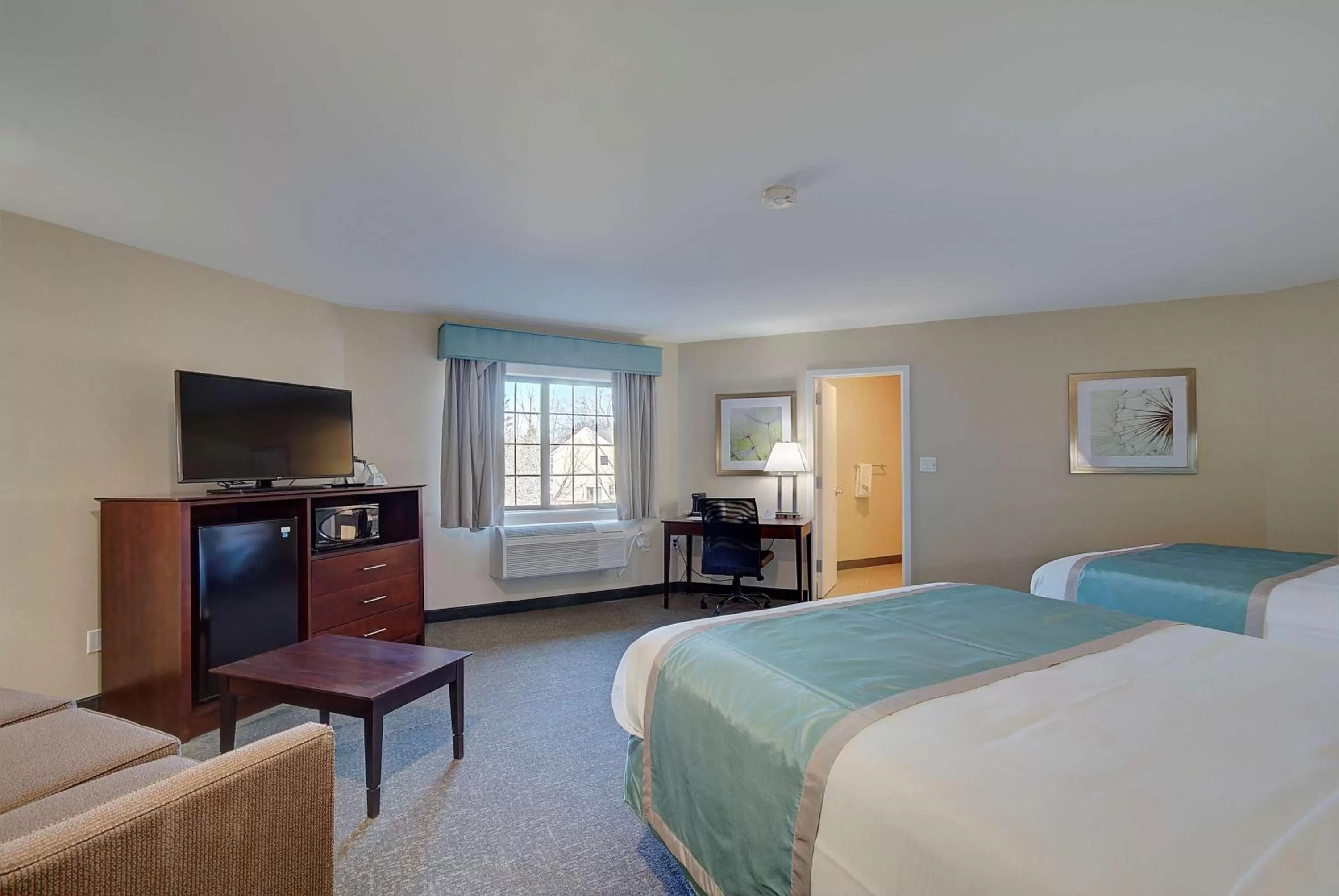Photo of the whole room, Bed in Best Western Hampshire Inn & Suites
