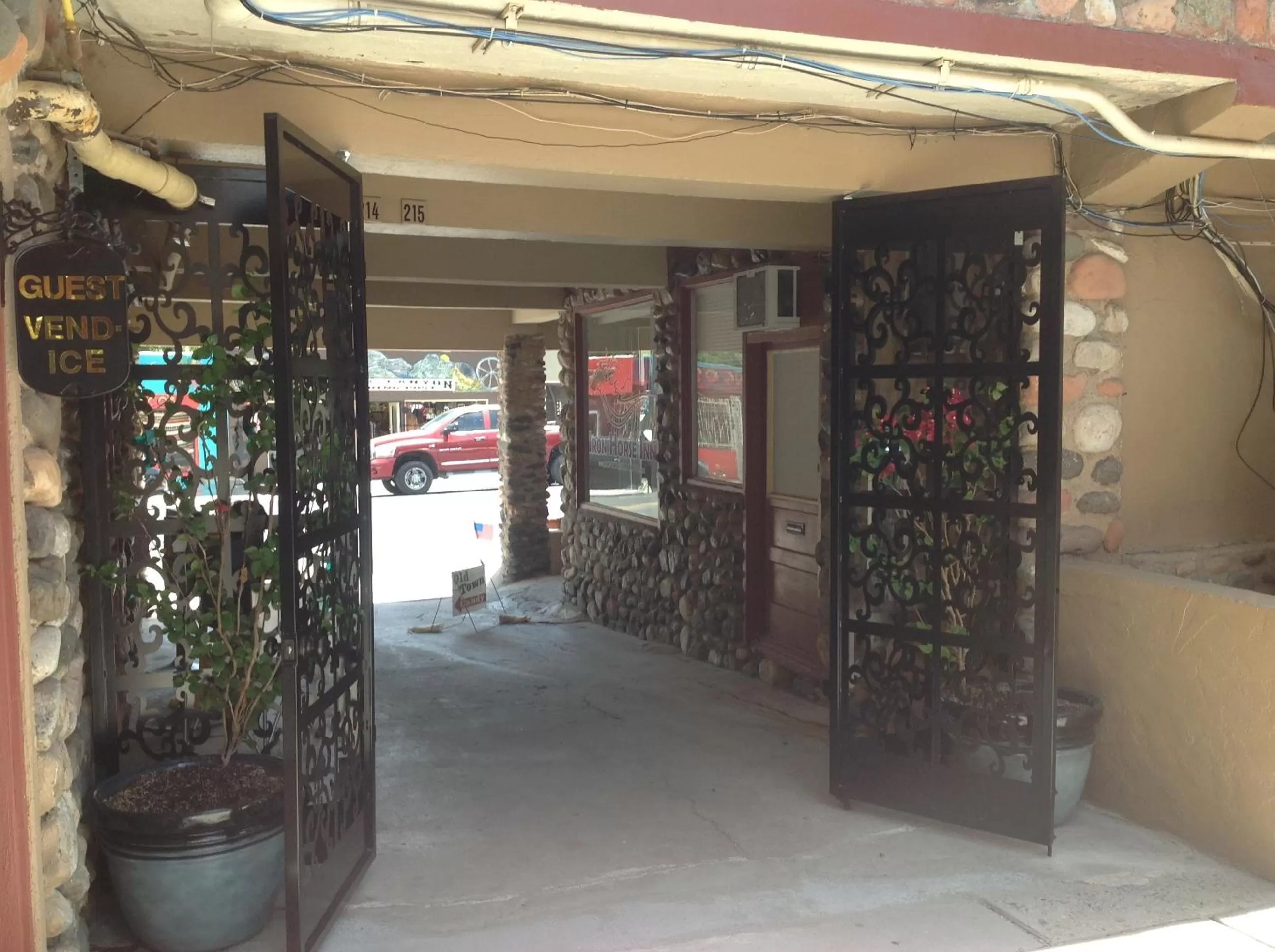 Facade/entrance in Iron Horse Inn