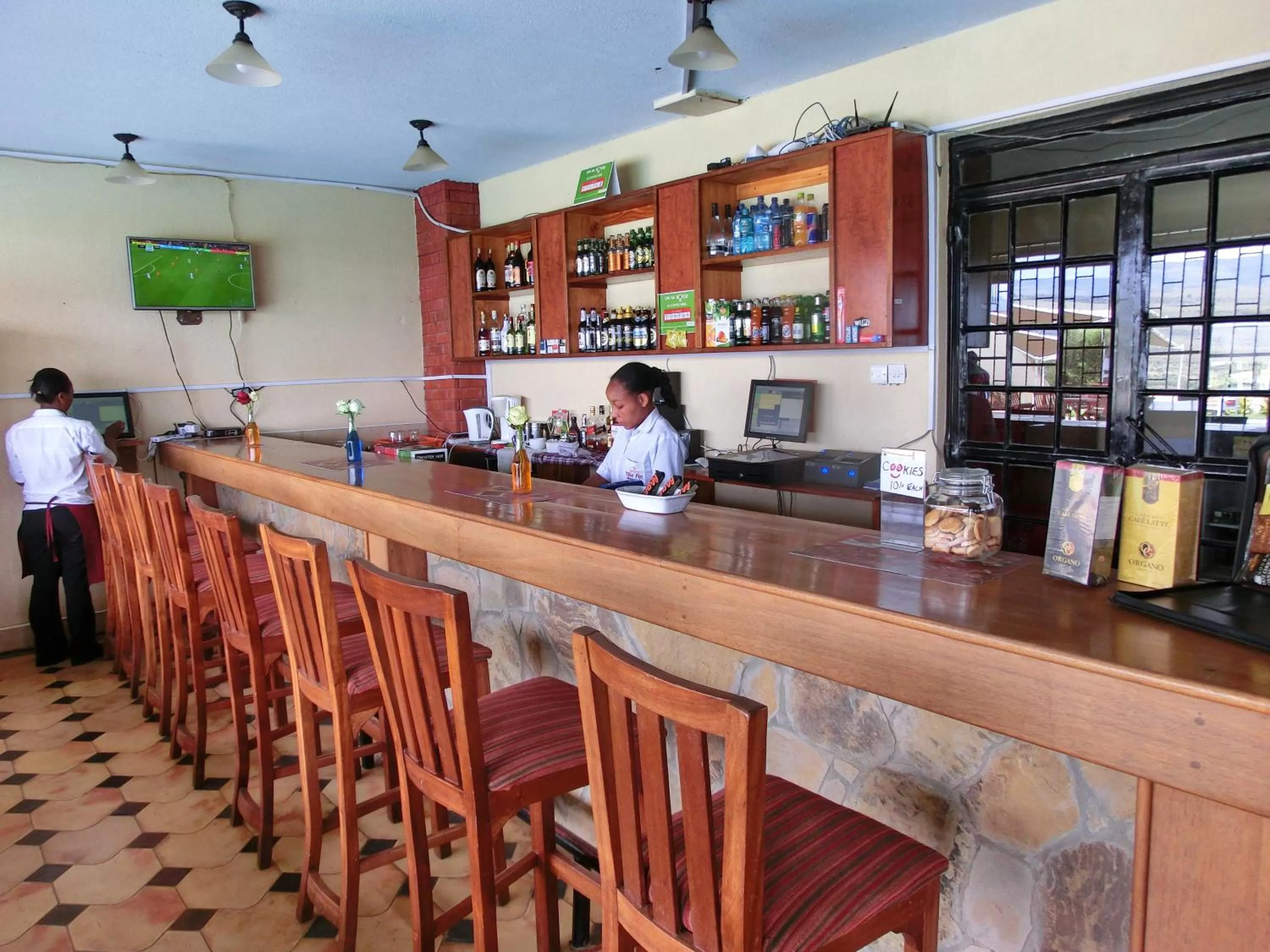 Communal lounge/ TV room in Mwanzo Lodge