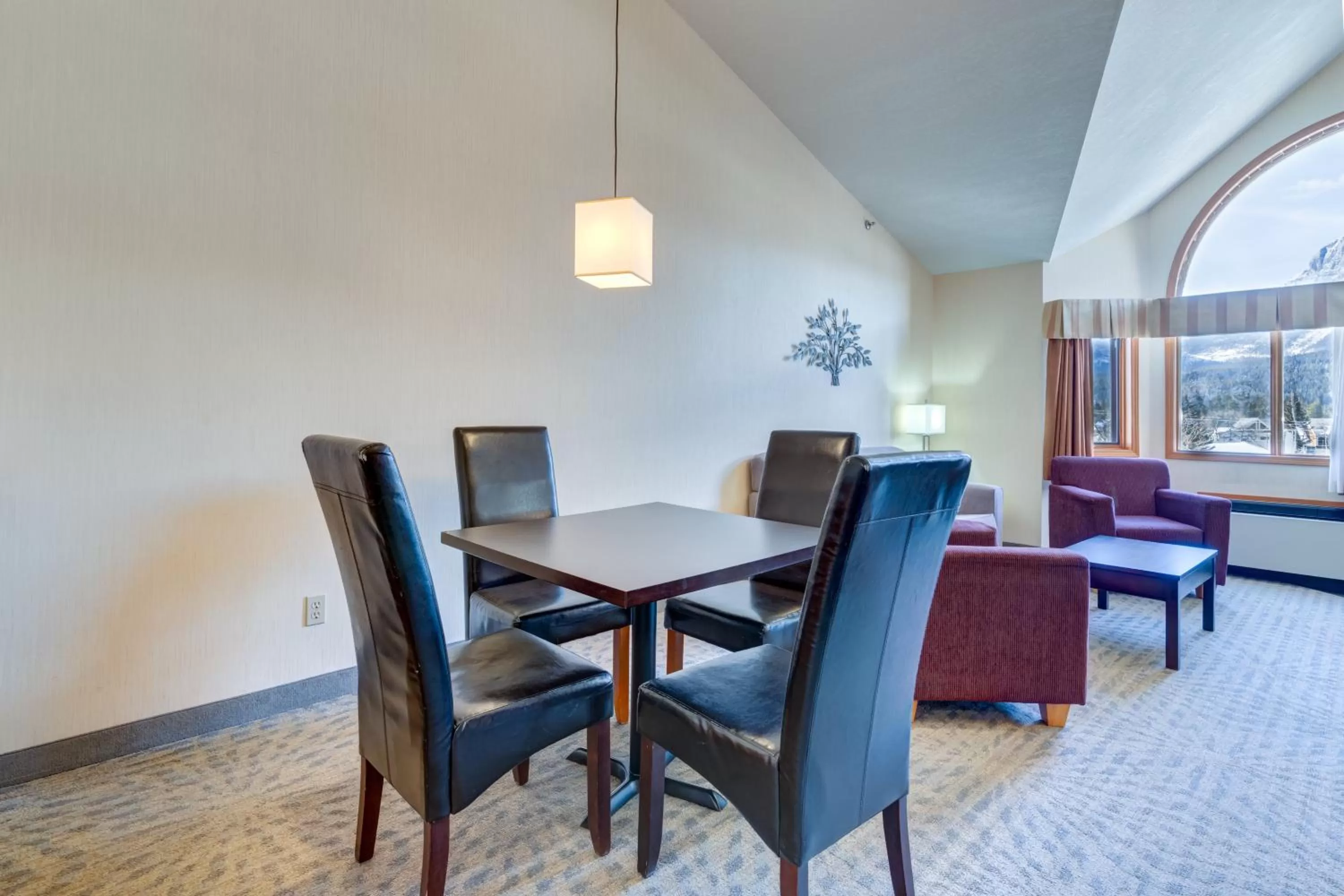 Dining area in Chateau Canmore
