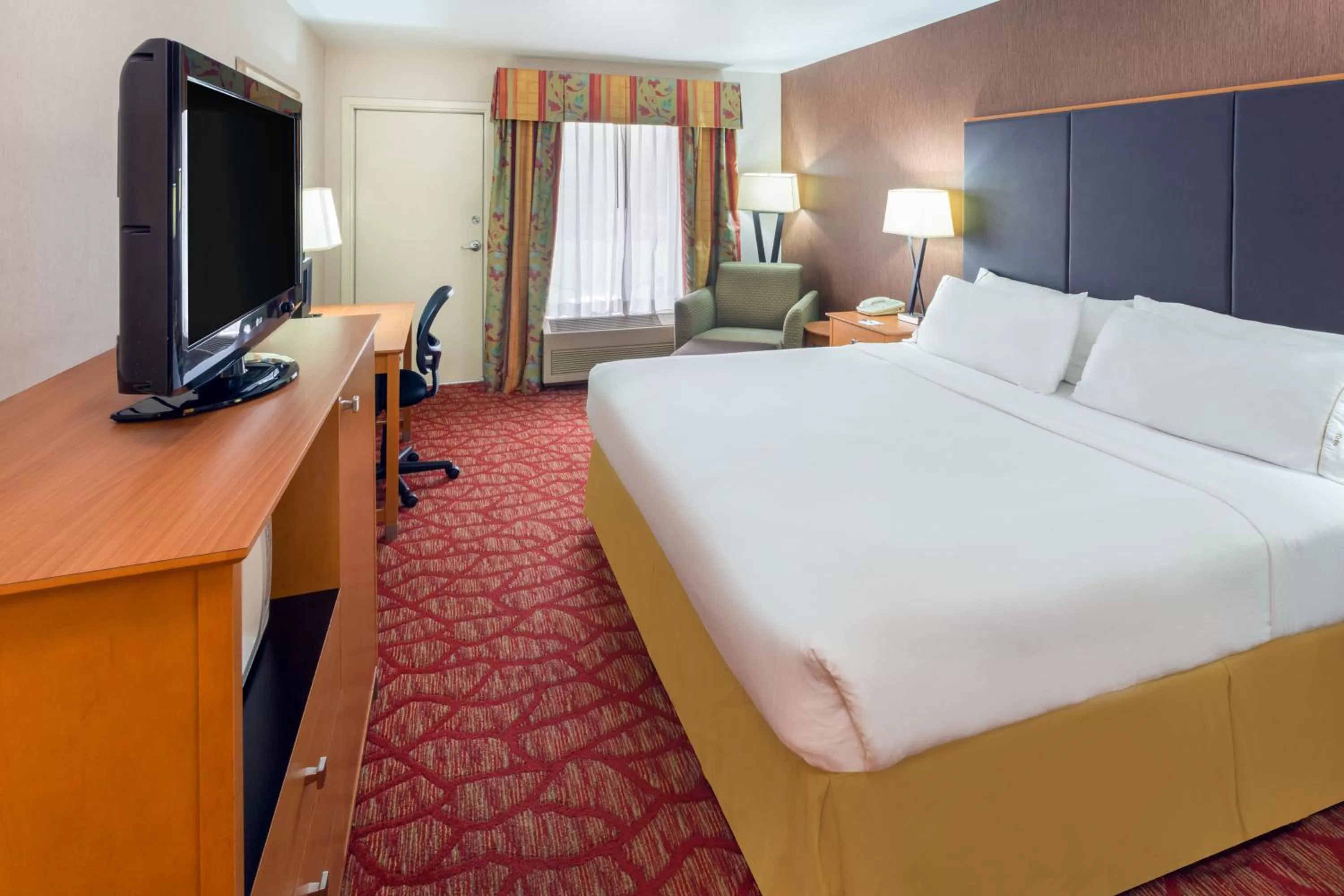 Photo of the whole room, Bed in Holiday Inn Express Roseburg by IHG