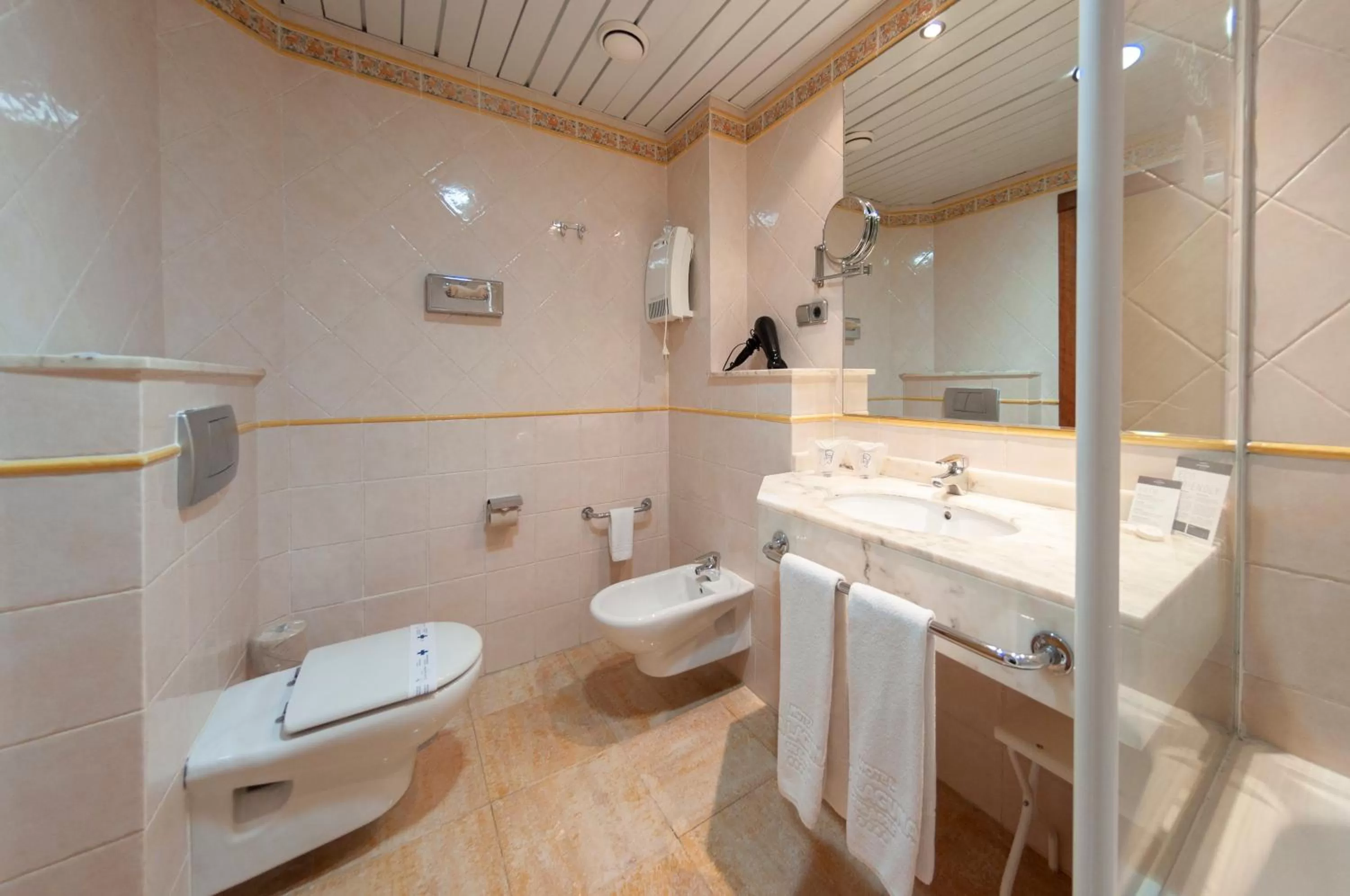 Bathroom in Hotel La Laguna Spa & Golf