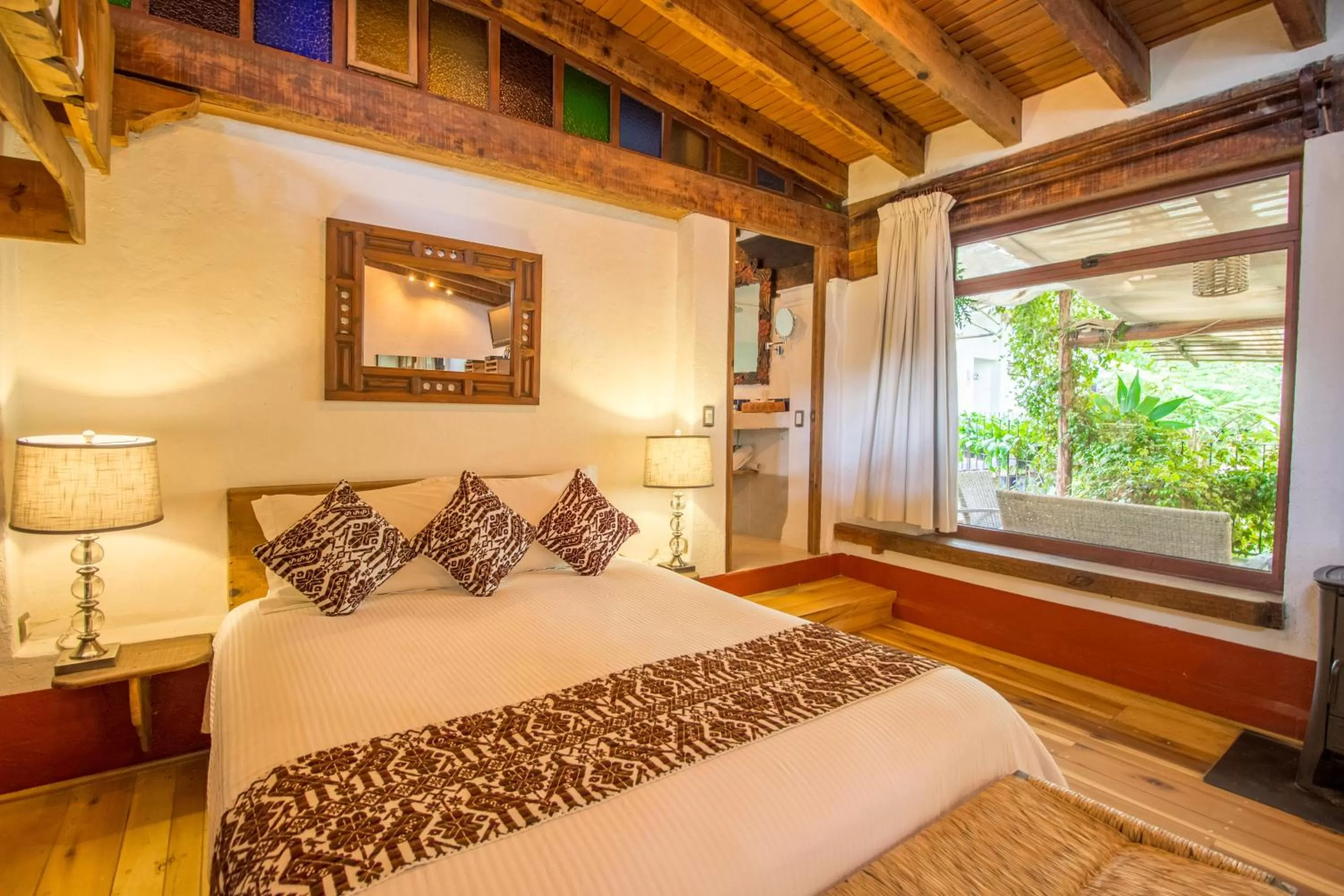 Deluxe Room (6 Adults) in Mesón De Leyendas Breakfast & Downtown