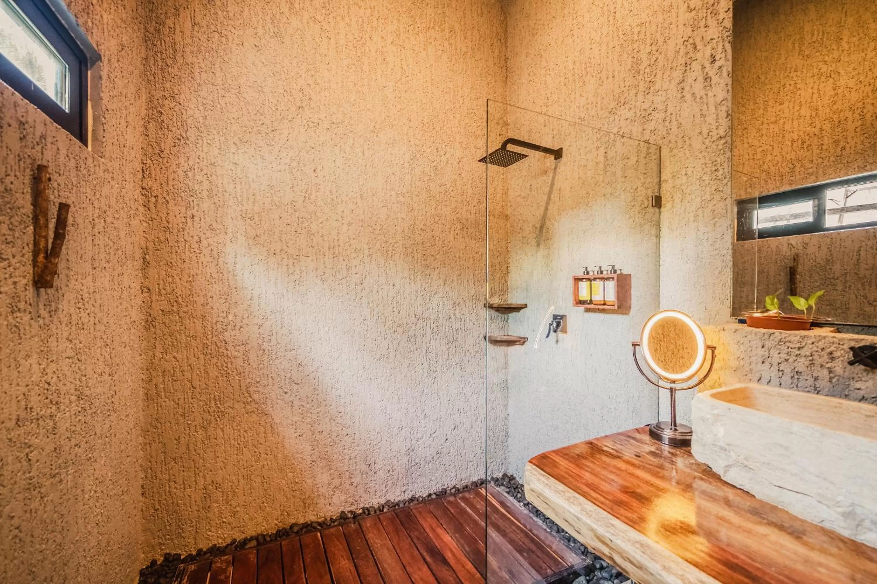 Shower, Bathroom in Hotelito Azul