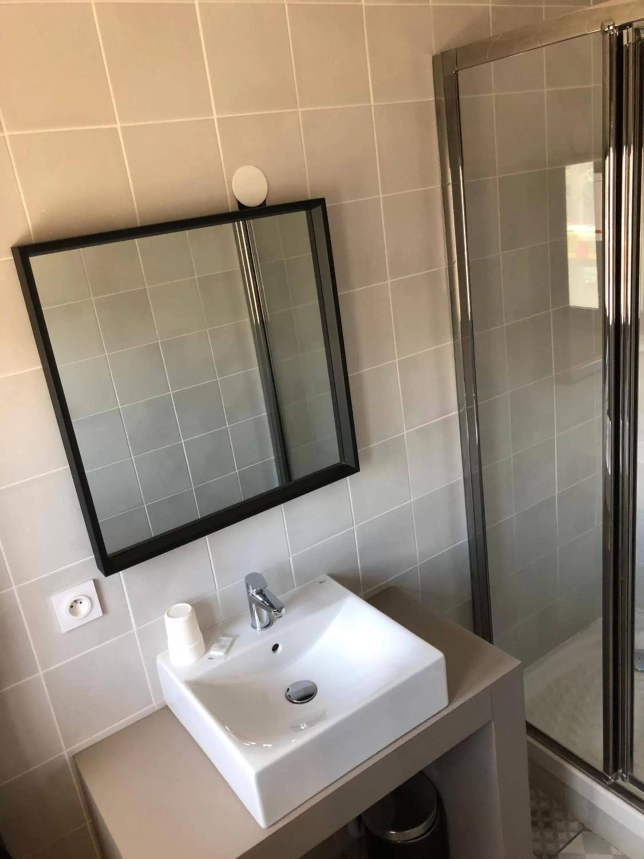 Bathroom in Hôtel Saint Roch Montpellier Centre