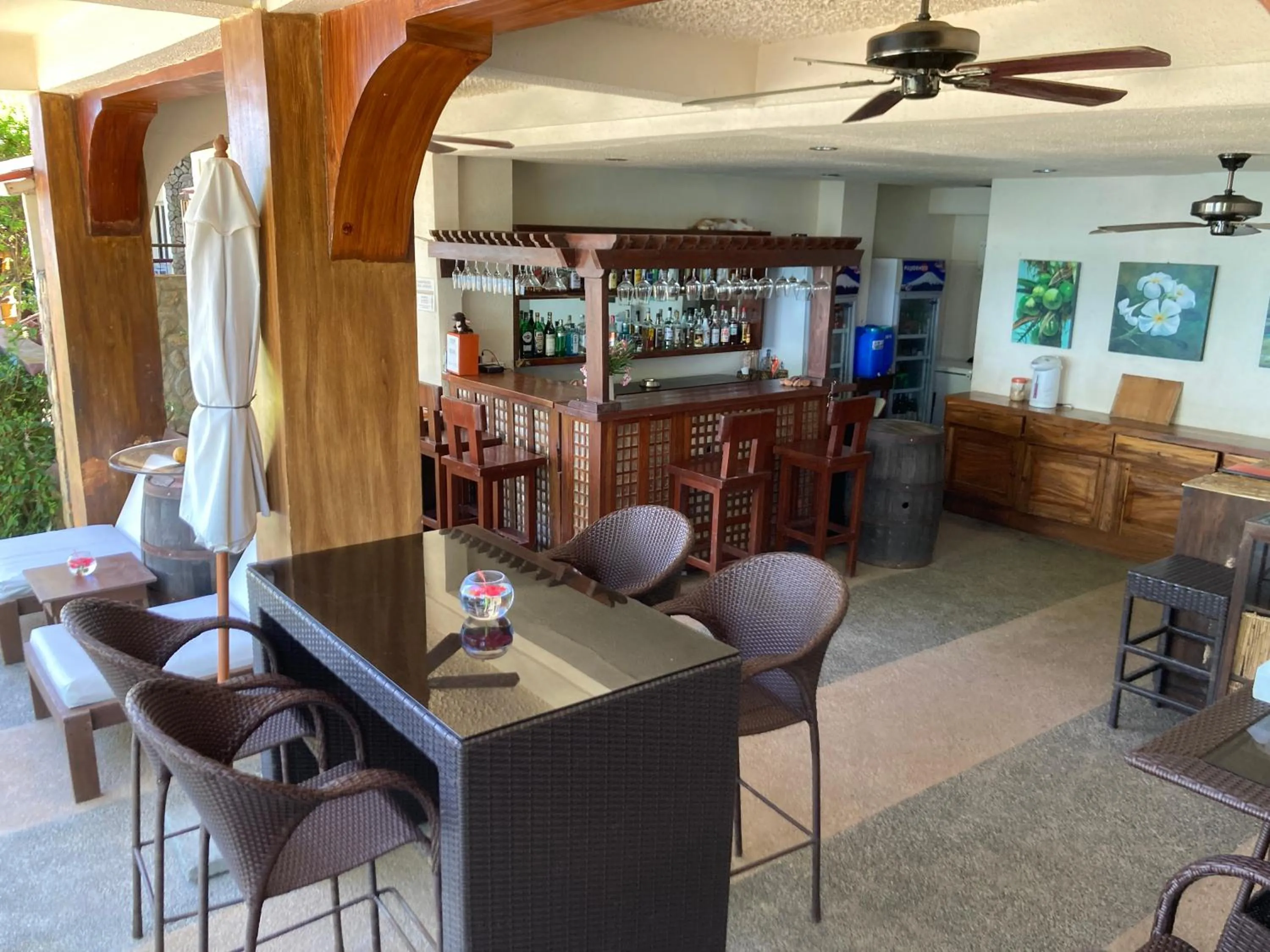 Restaurant/places to eat, Lounge/Bar in Sunset At Aninuan Beach Resort