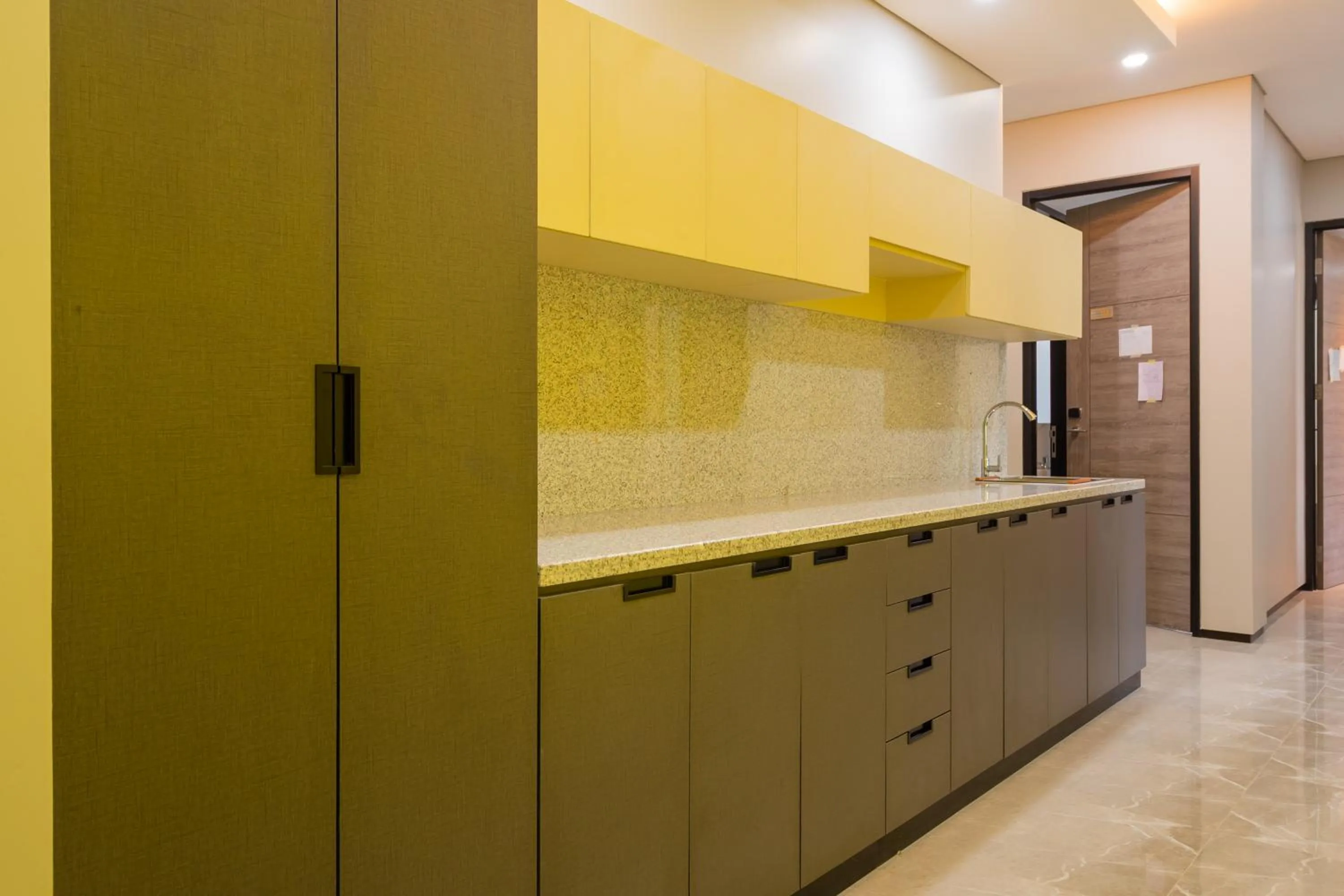 Kitchen or kitchenette in RedDoorz Plus near Senayan City