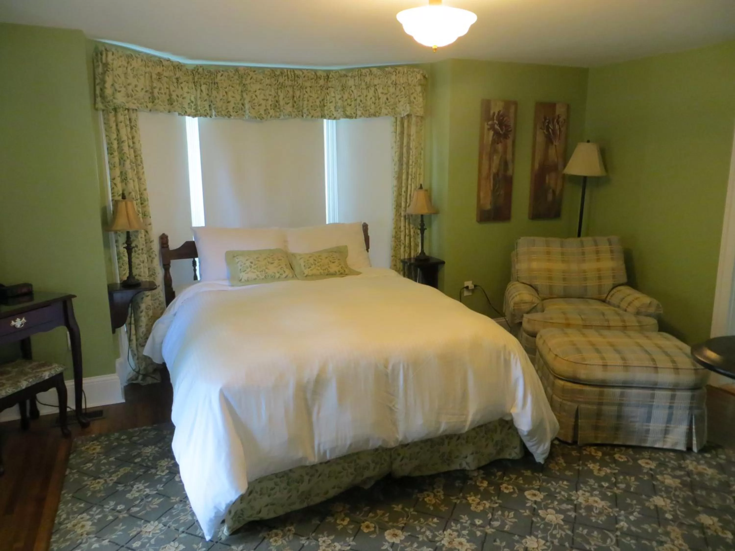 Queen Suite in Farmhouse Inn B&B