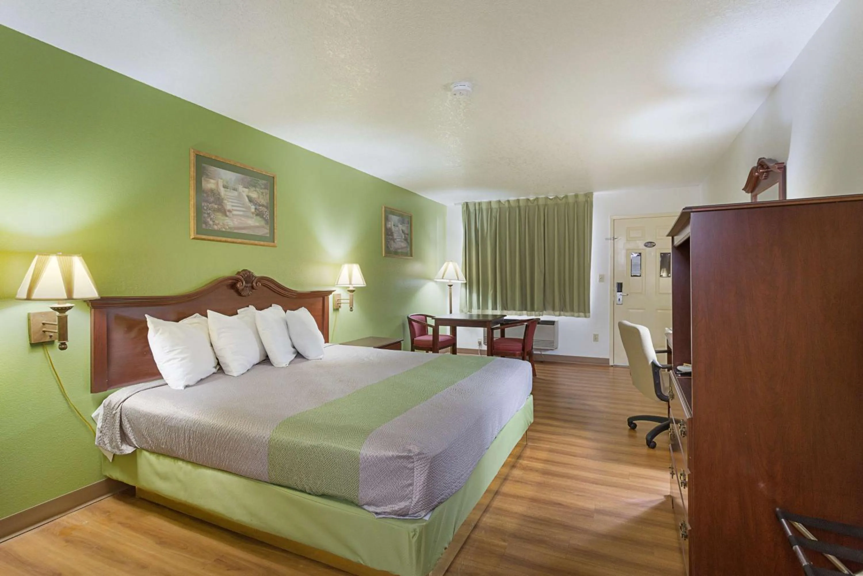 Photo of the whole room, Bed in Rodeway Inn Santa Rosa