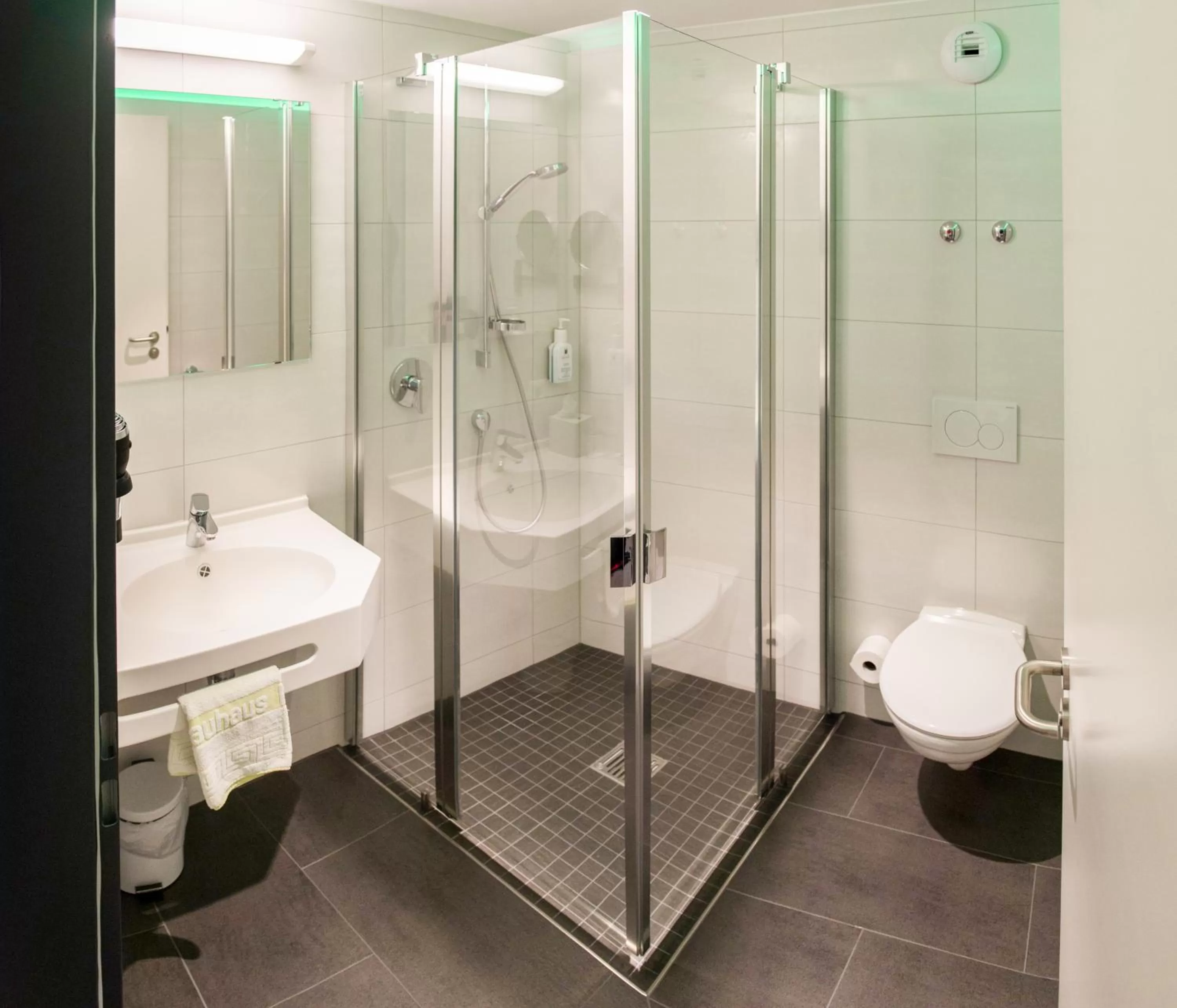 Shower in Fischer's Hotel Brauhaus 24h Self Check In