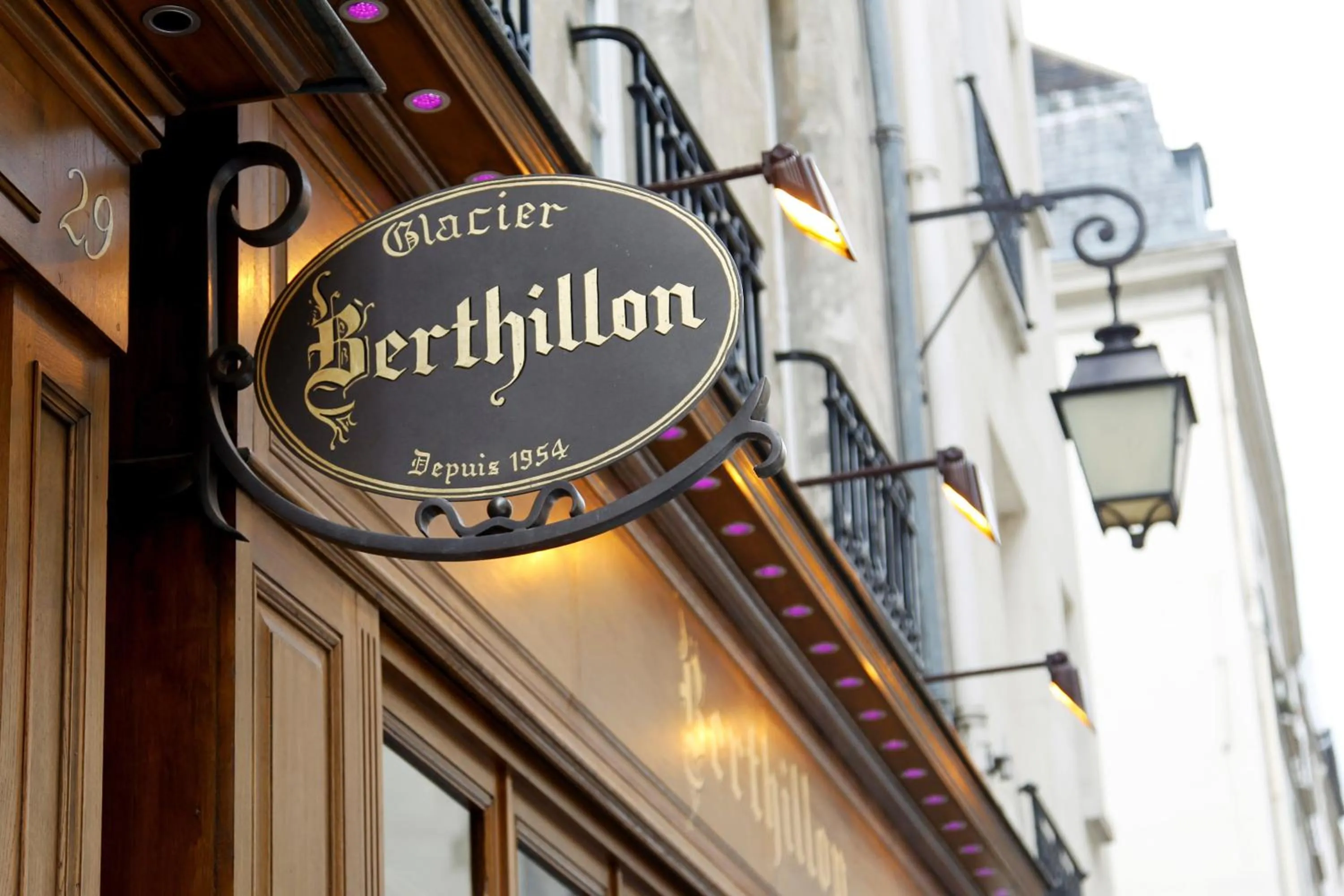 Facade/entrance in Hotel des Deux-Iles - Notre-Dame