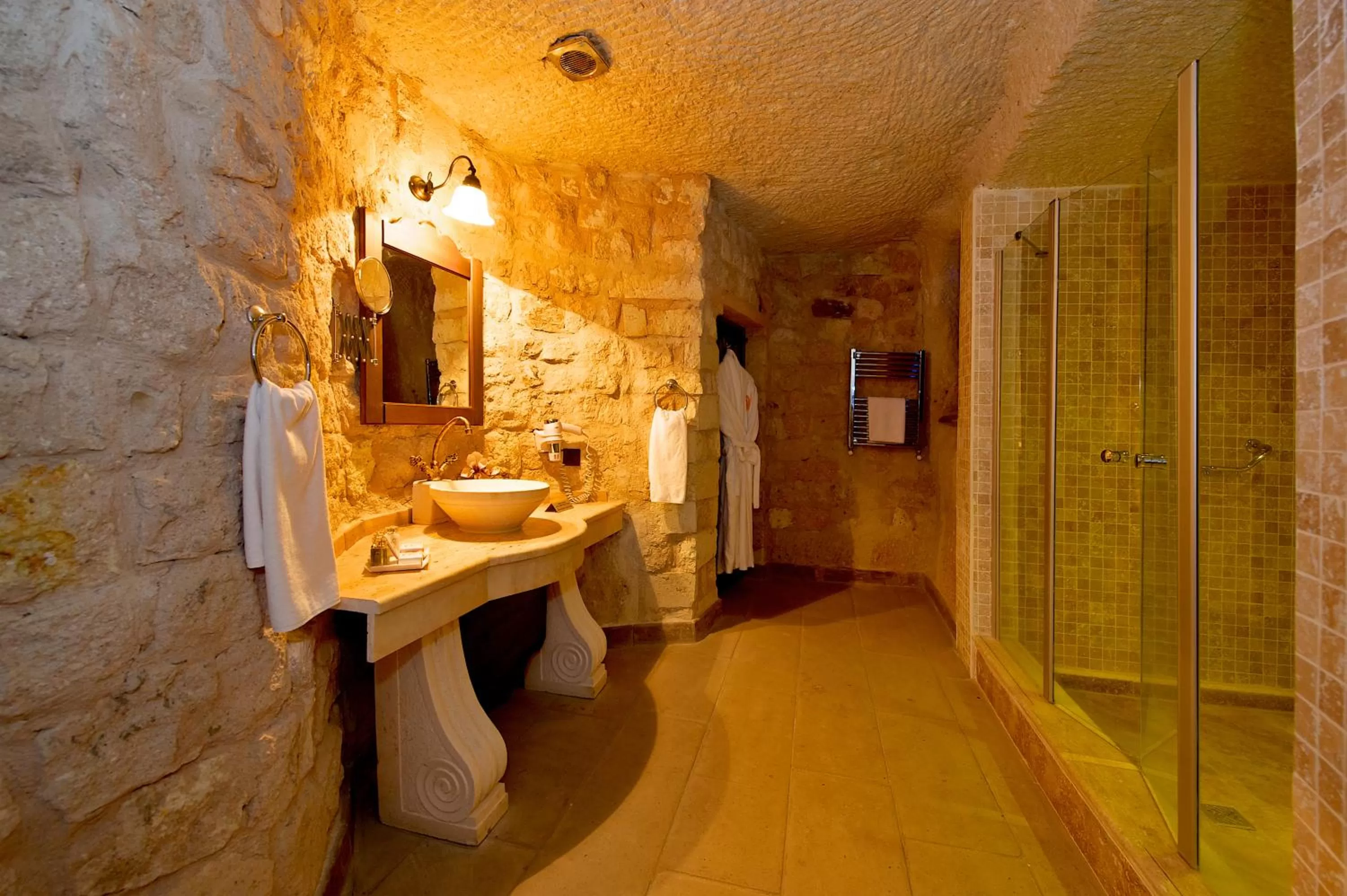 Bathroom in Miras Hotel