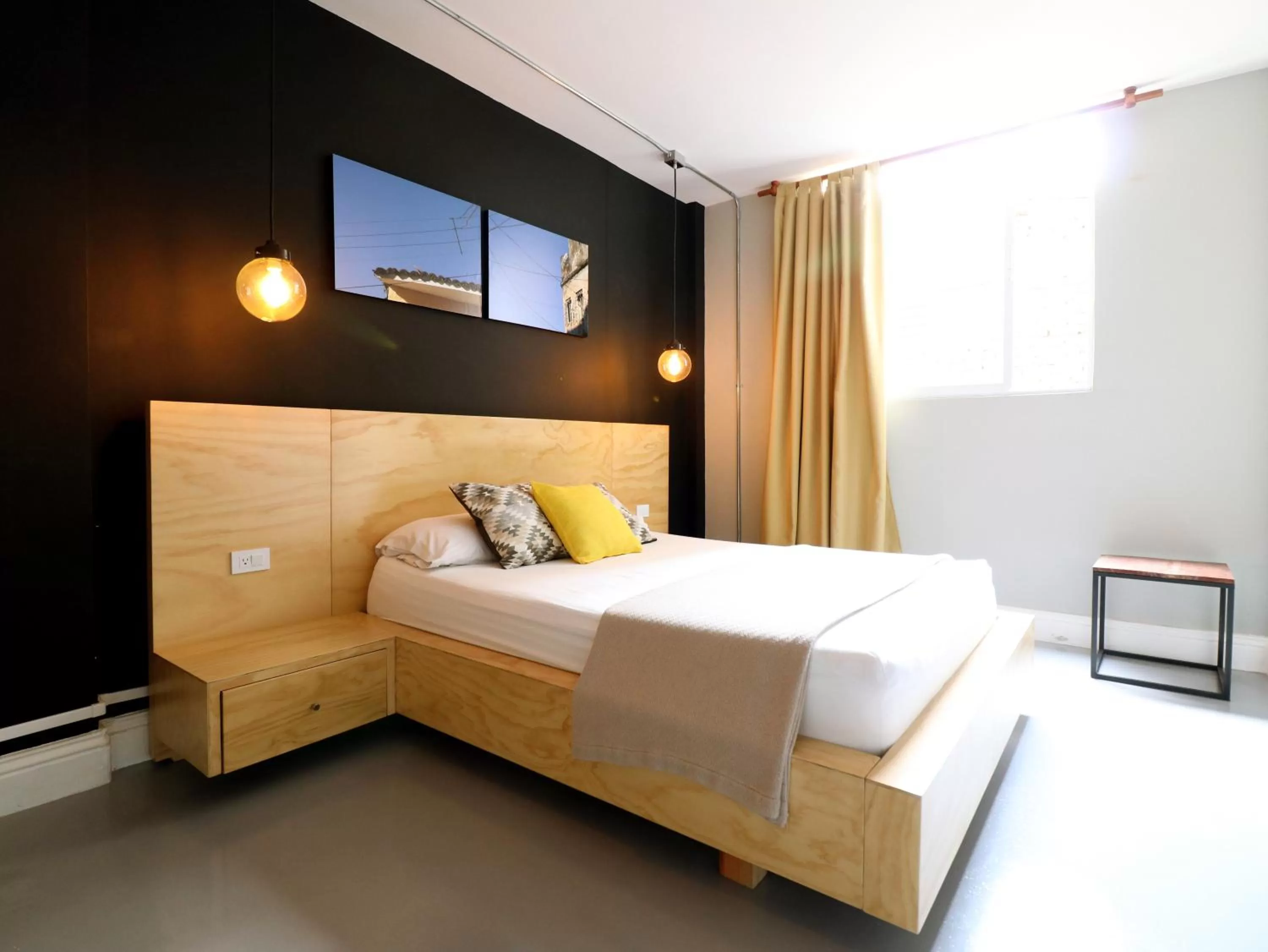 Bed in 554 Apartments