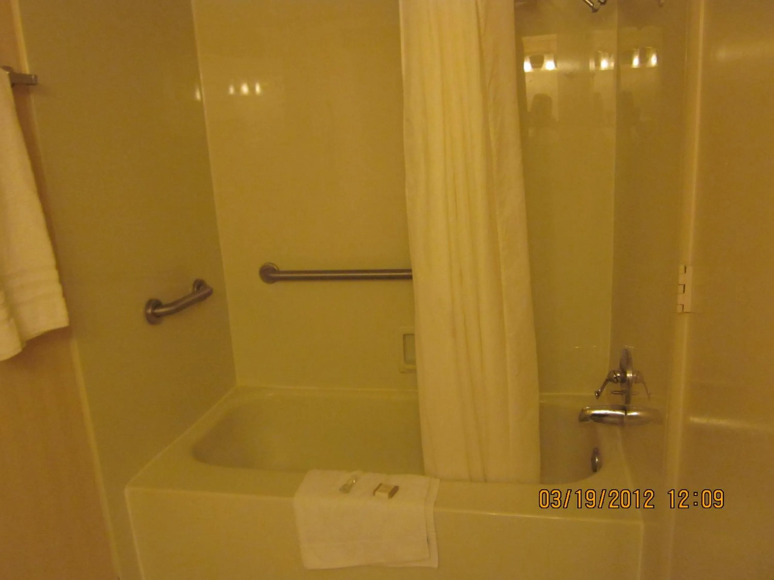 Bathroom in Howard Johnson by Wyndham Saint Joseph Benton Harbor